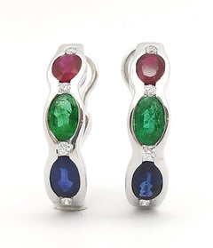 Boucles d'oreilles en or blanc 18K serties de rubis, saphirs bleus, émeraudes et diamants