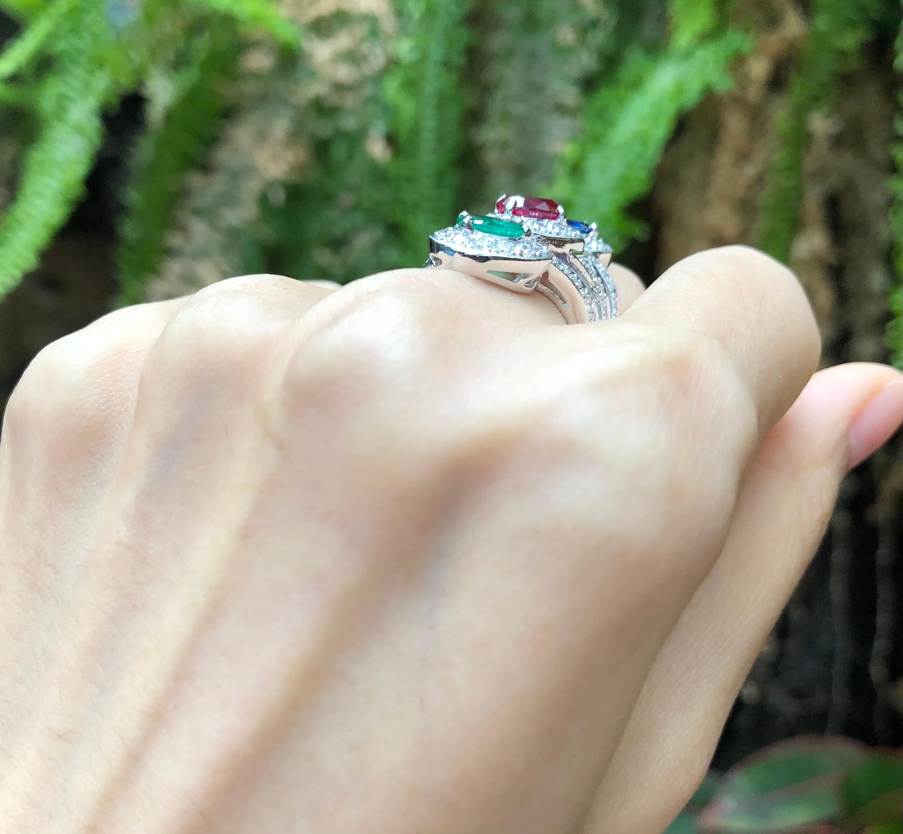 Rubin 1,13 Karat, Blauer Saphir 0,90 Karat, Smaragd 0,63 Karat und Diamant 1,25 Karat Ring in 18 Karat Weißgoldfassung 

Breite:  1,2 cm 
Länge:  2.7 cm
Ringgröße: 51
Gesamtgewicht: 9,44 Gramm

