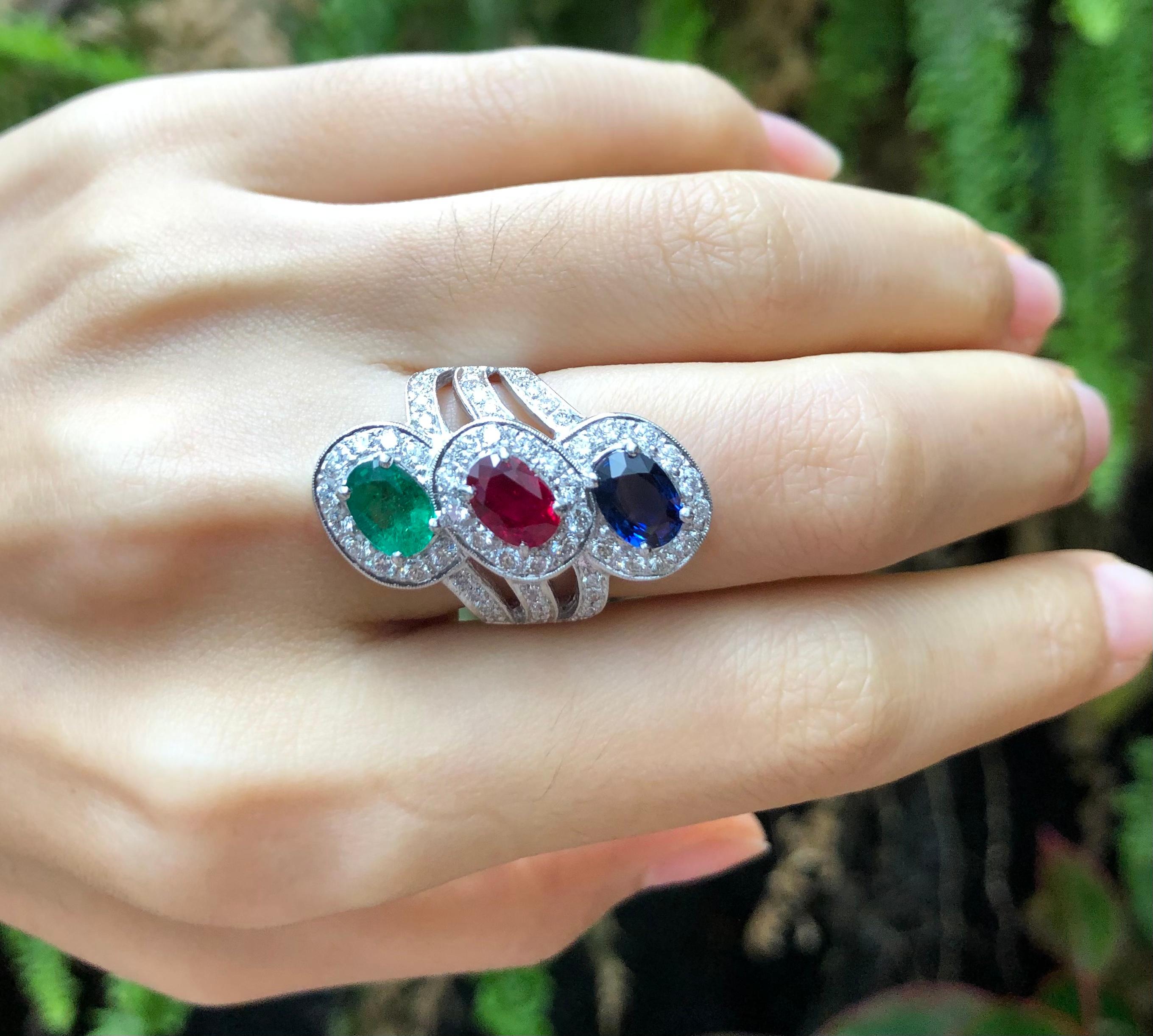 Ring mit Rubin, blauem Saphir, Smaragd und Diamant in 18 Karat Weißgoldfassung (Ovalschliff) im Angebot
