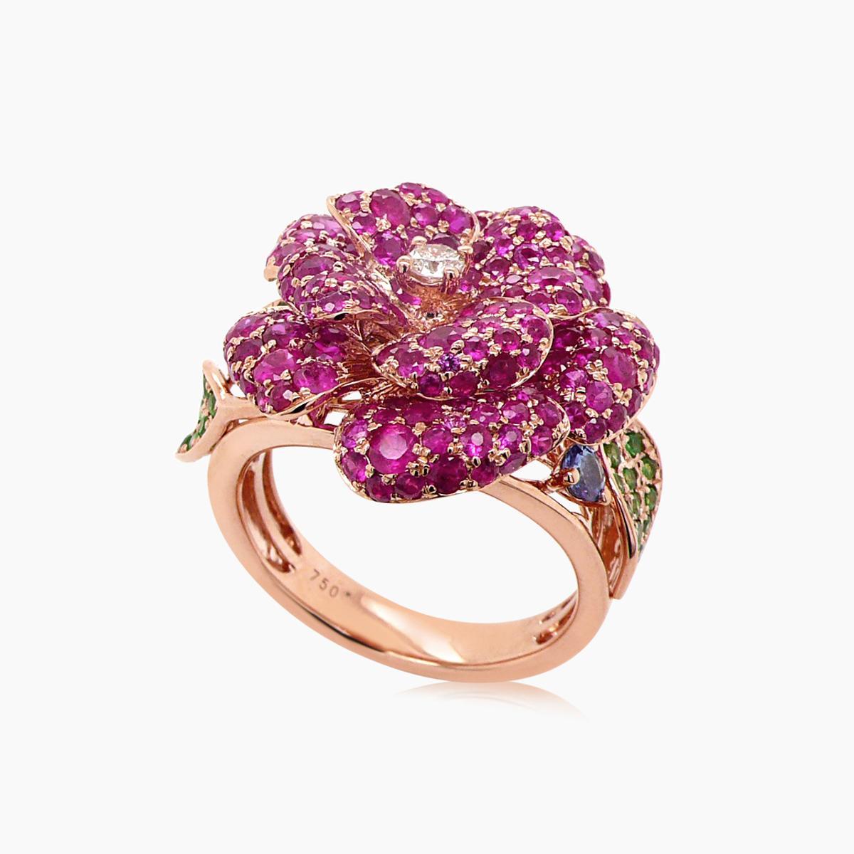 Taille mixte Bague en or rose 18 carats rubis, saphir bleu et pierres multiples The Lilly Flower en vente