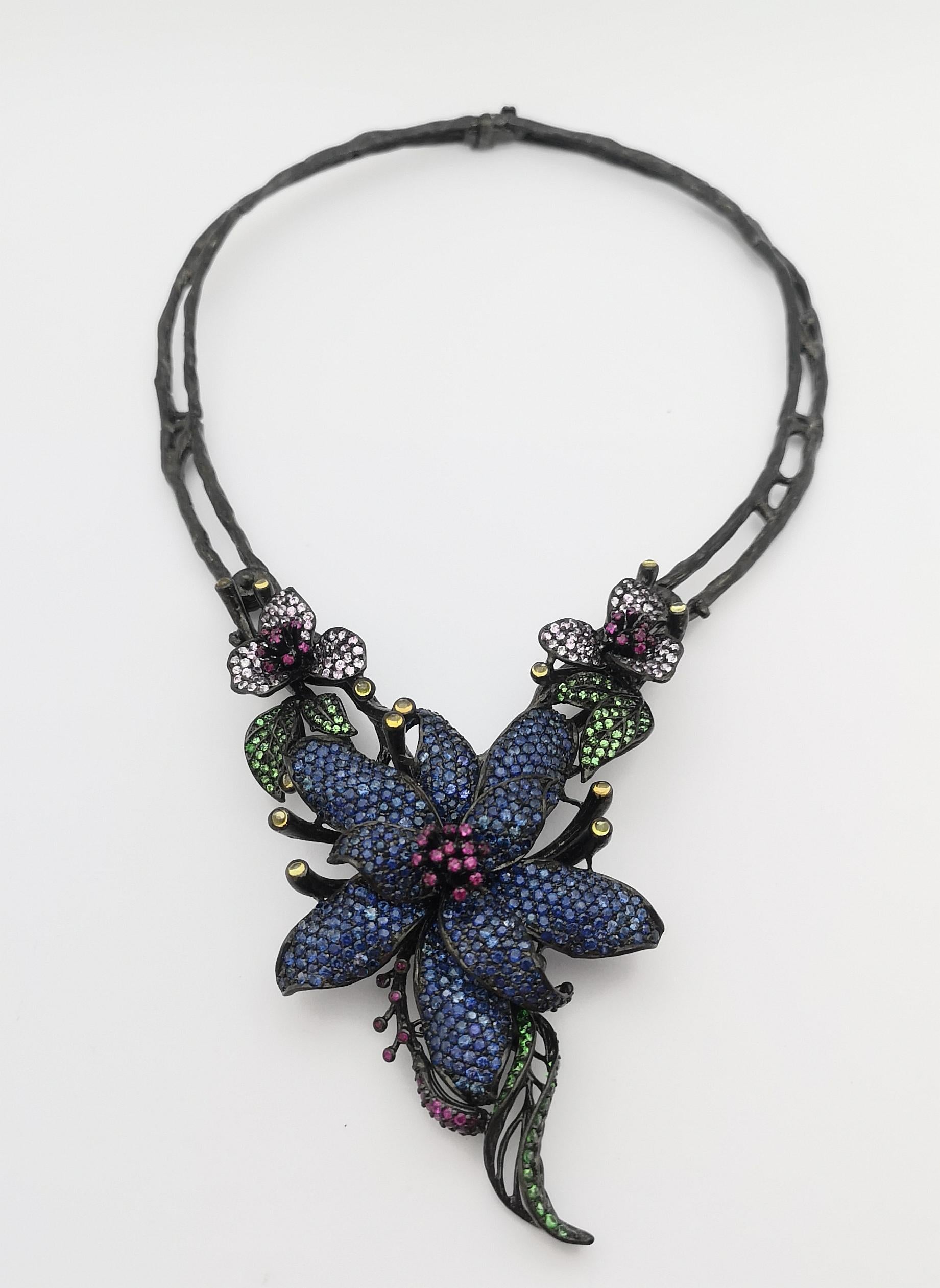 Donna Rubino, zaffiro blu, zaffiro rosa, zaffiro giallo, tsavorite Collana in argento in vendita