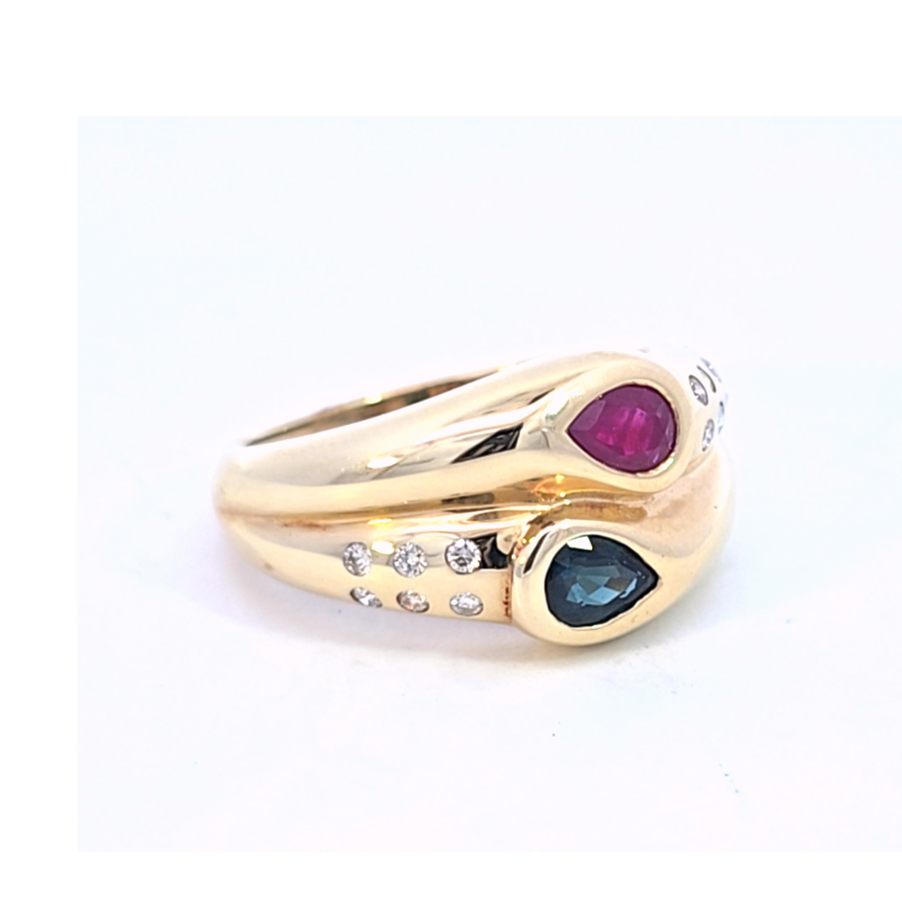 Ring mit Rubin, blauem Saphir und Diamant-Akzenten im Zustand „Gut“ im Angebot in Dallas, TX