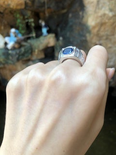 Anello con rubino, zaffiro blu e diamante incastonati in oro bianco 18 carati