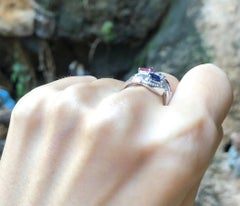 Anillo de rubí, zafiro azul y diamantes engarzados en oro blanco de 18 quilates