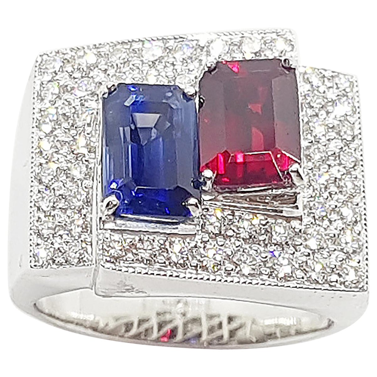 Bague en or blanc 18 carats ornée de rubis, saphirs bleus et diamants