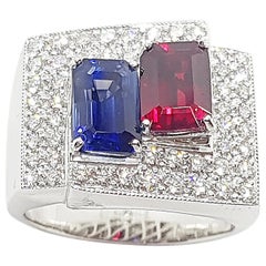 Ring mit Rubin, blauem Saphir und Diamant in 18 Karat Weißgold gefasst
