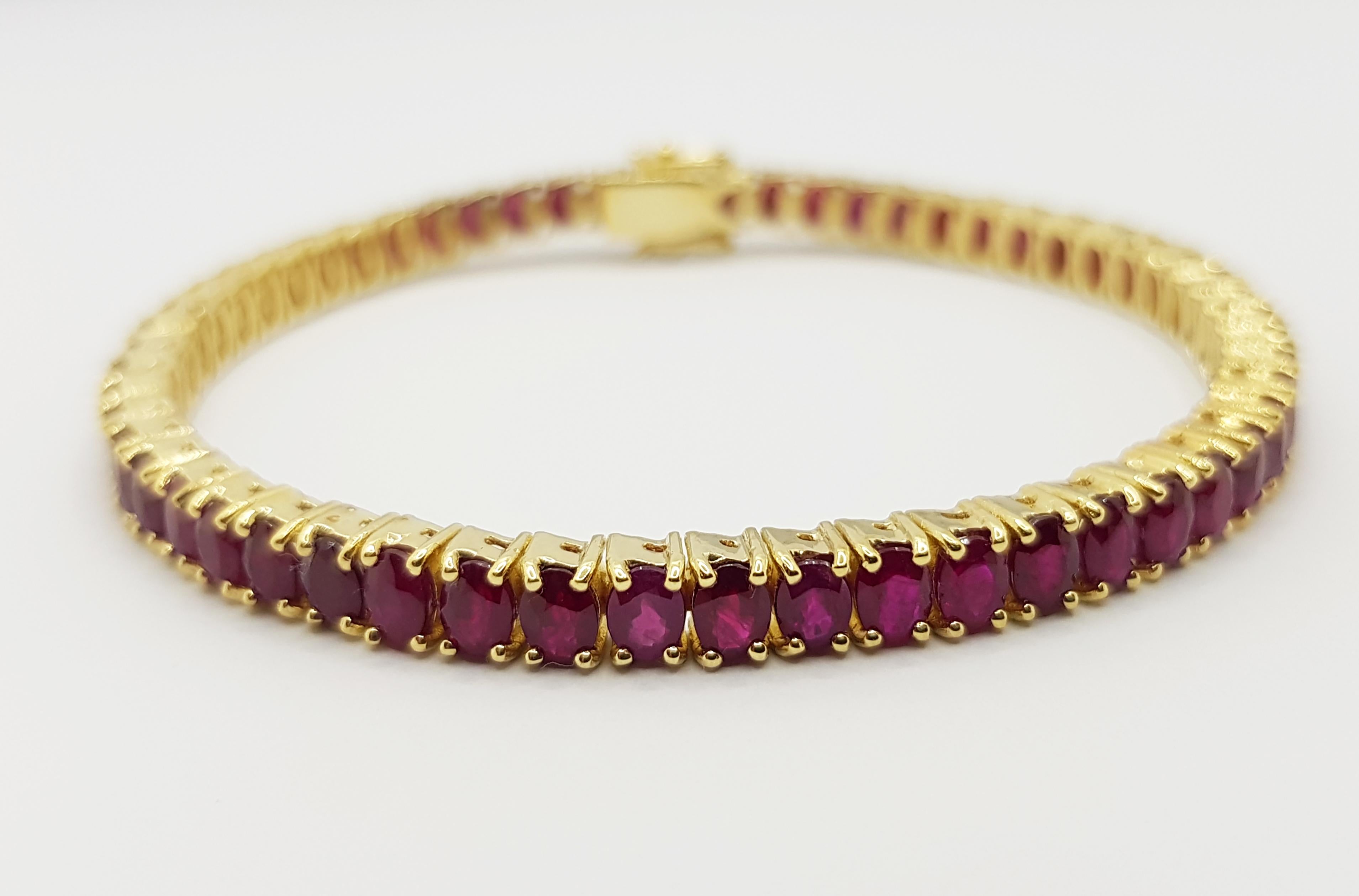 Ruby Bracelet set in 18 Karat Gold Settings In New Condition For Sale In Bangkok, TH