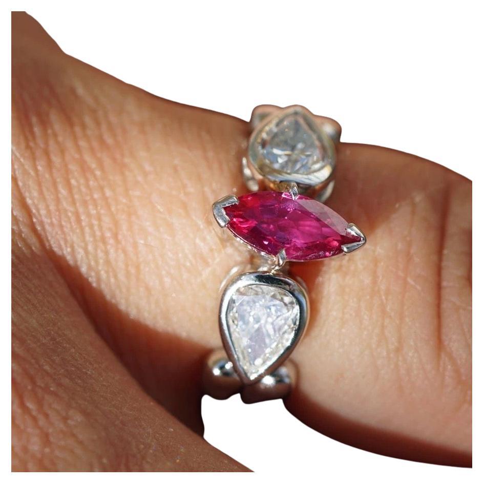 sehr edel mit den zwei halbkarätigen Brillanttropfen an der Seite, Ring aus 900er Platin, ein rosaroter Rubin 
von ca. 0,96 ct, sehr feine Farbqualität, AAA, kaum Flüssigkeitsschlieren, sehr hell und brillant,
 vermutlich AGTA-erhitzt, nur an den