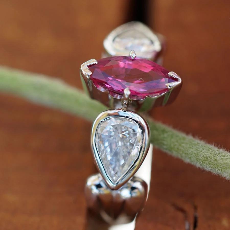 Rubin Brilliant Tropfen Ring in 900 Platin AAA 0,96 ct 2x 0,465 ct W lupenrein im Zustand „Neu“ im Angebot in Viena, Viena