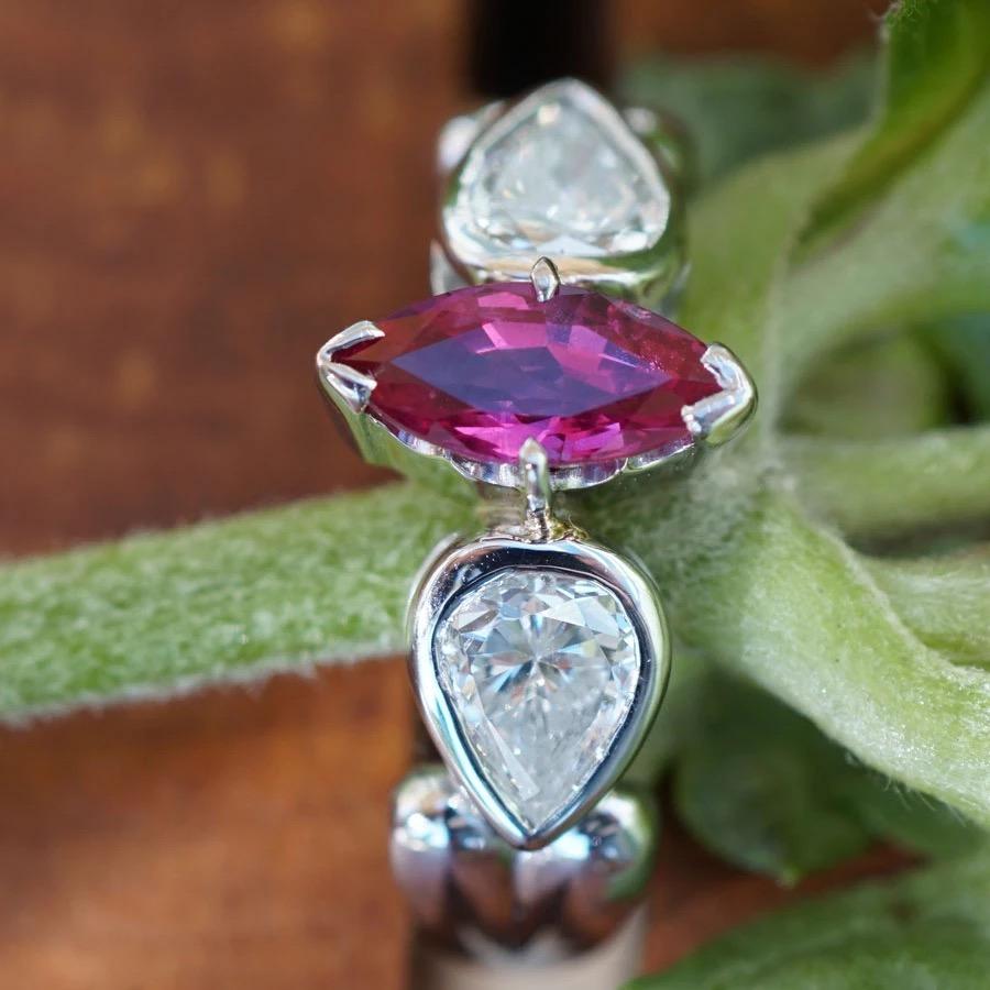 Rubin Brilliant Tropfen Ring in 900 Platin AAA 0,96 ct 2x 0,465 ct W lupenrein für Damen oder Herren im Angebot