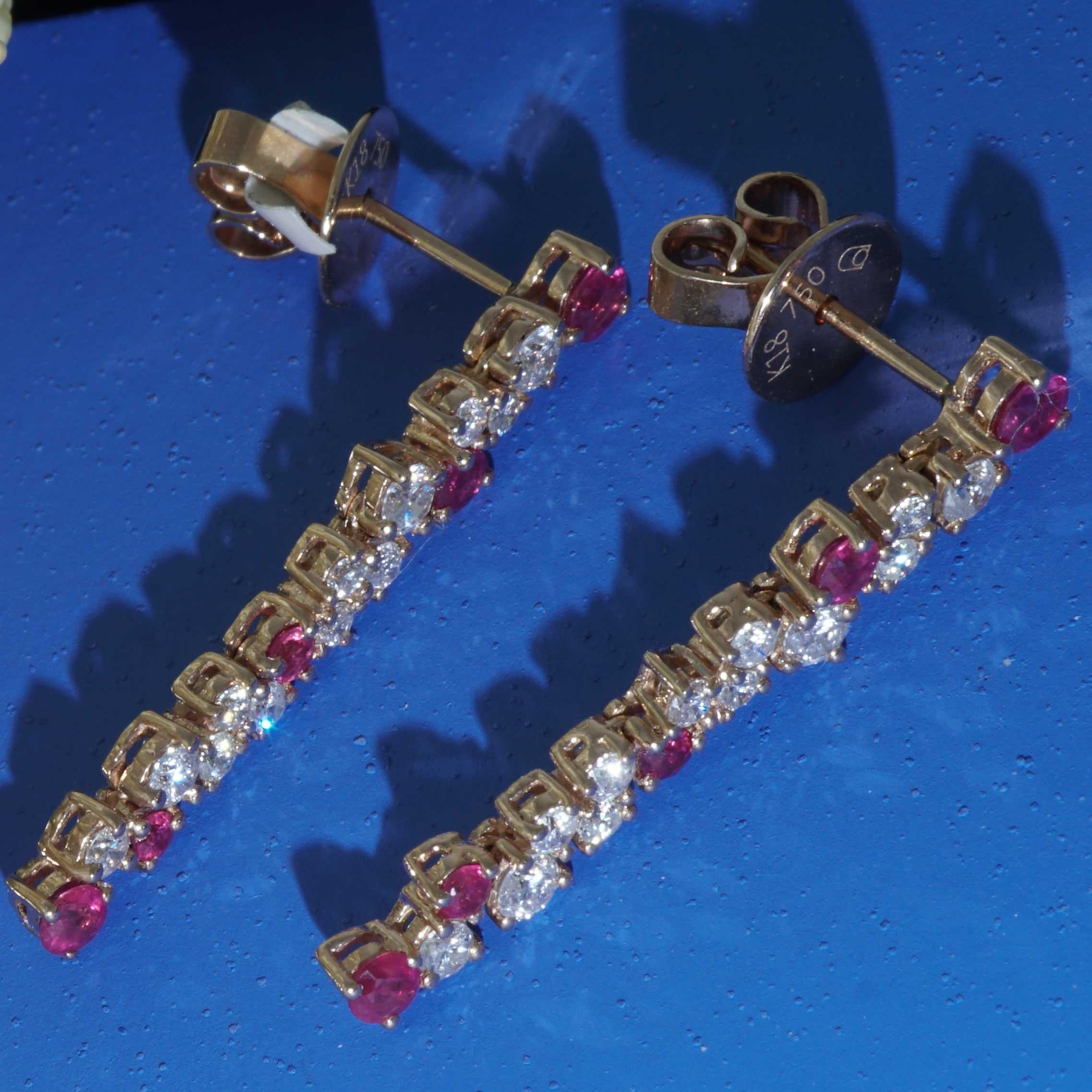 Rubin-Brillant-Ohrringe für einen glorreichen Auftritt 0,40 ct 0,56 ct 27 x 4 mm im Angebot 6