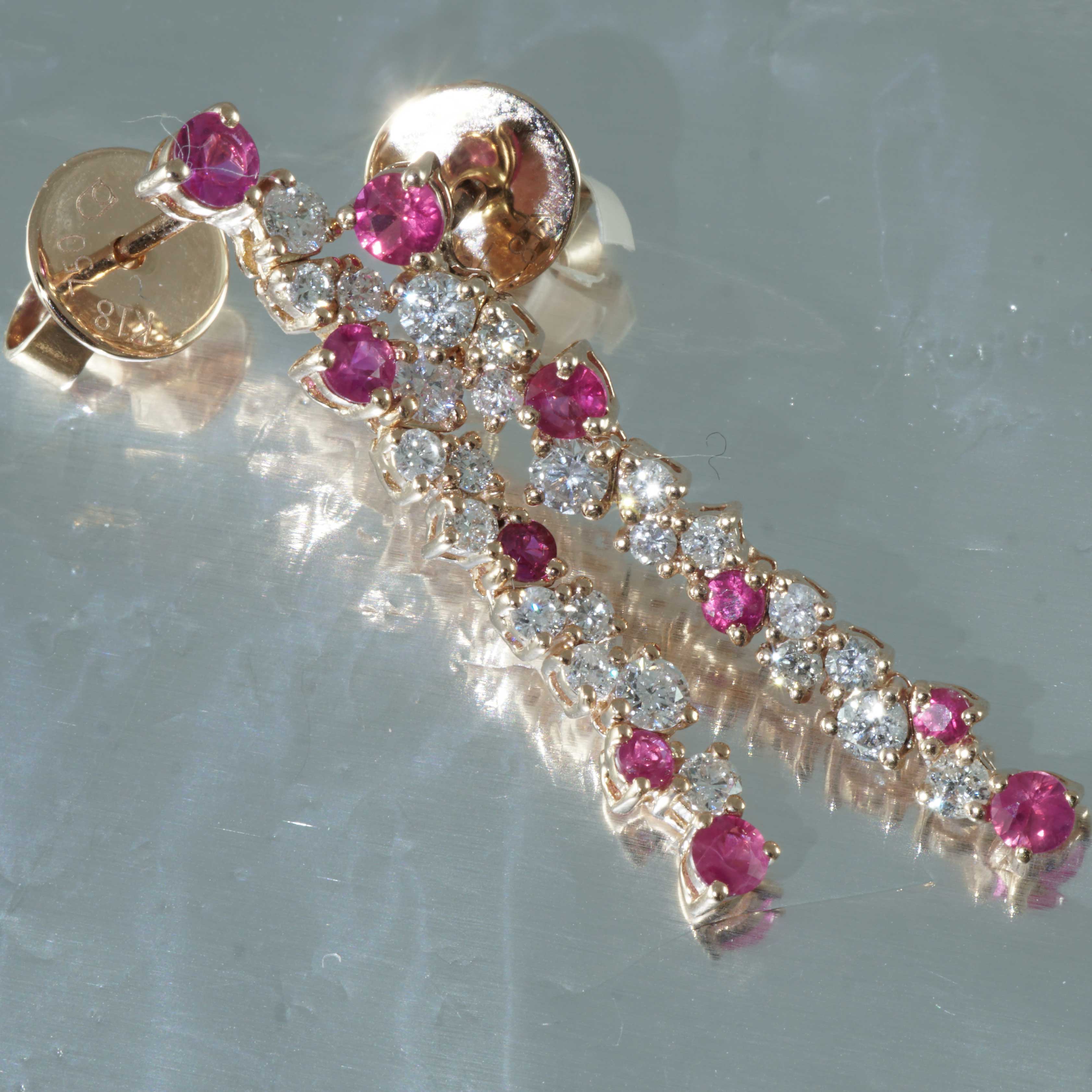 Moderno Orecchini con brillanti di rubino per un aspetto splendido 0,40 ct 0,56 ct 27 x 4 mm in vendita
