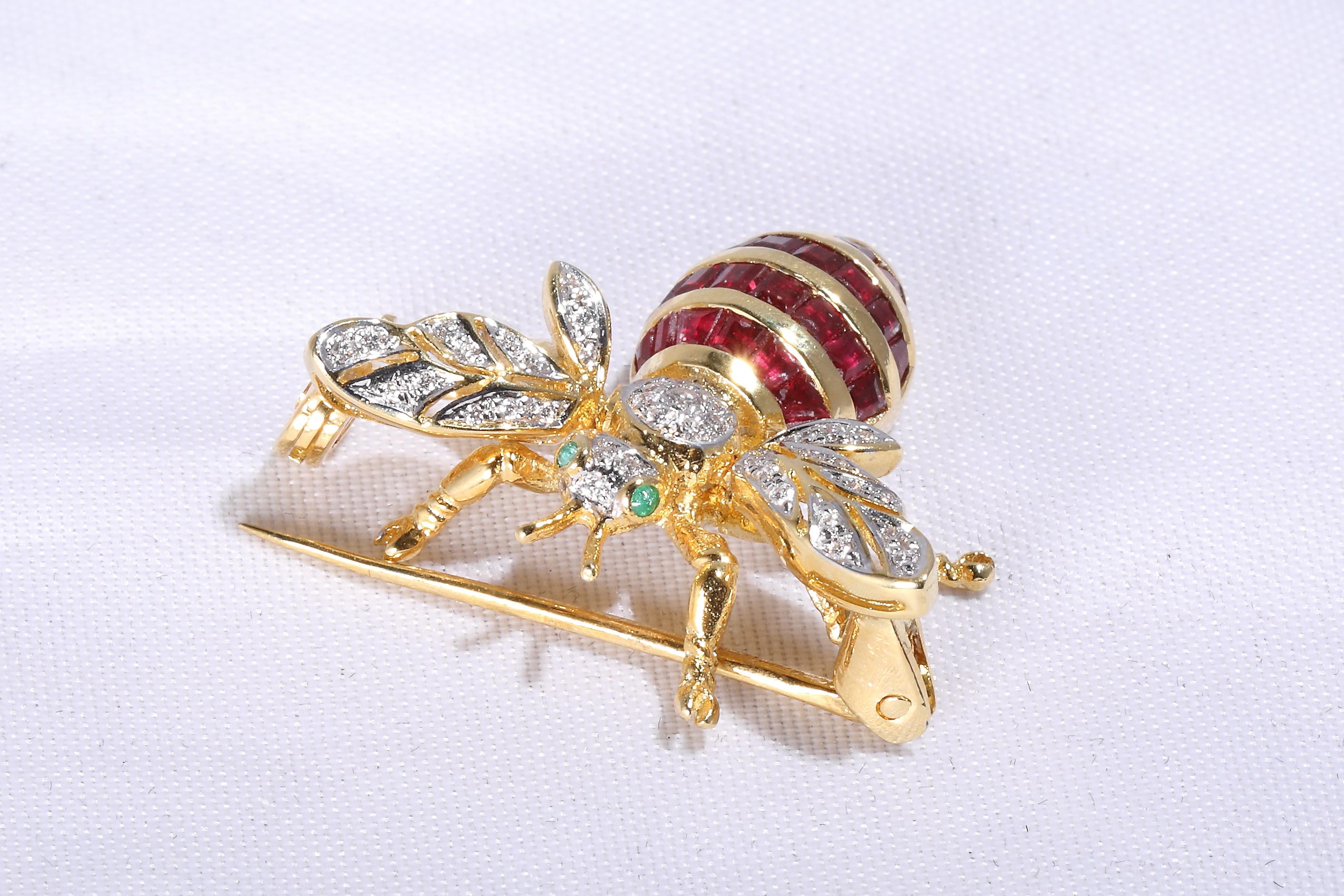 Ruby Brooch in the Shape of a Bee In New Condition In Bad Kissingen, DE