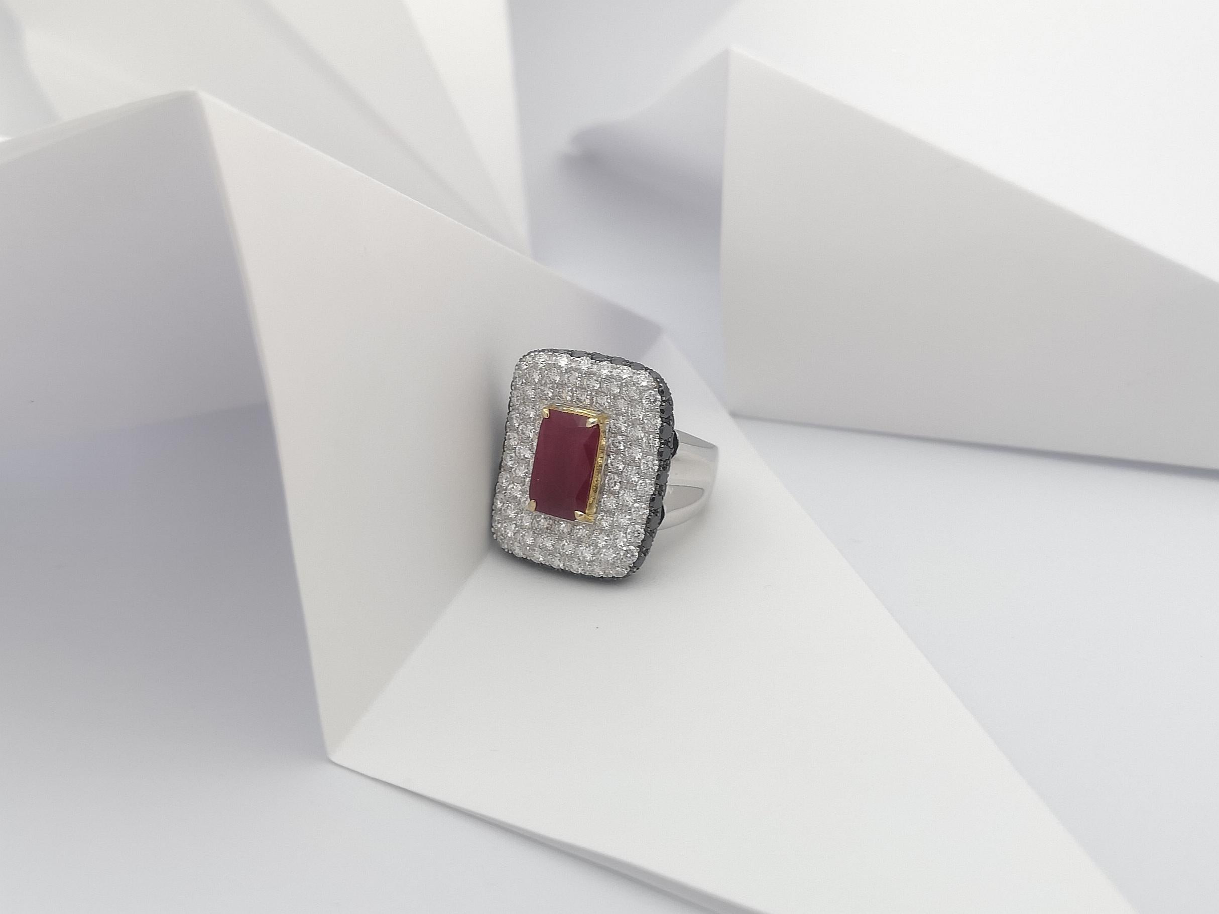 Bague en rubis, diamant brun et diamant sertie d'or blanc 18 carats en vente 3