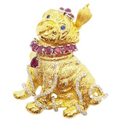 Pendentif/Broche en or 18 carats avec rubis, diamants bruns et saphirs bleus représentant un chien taureau