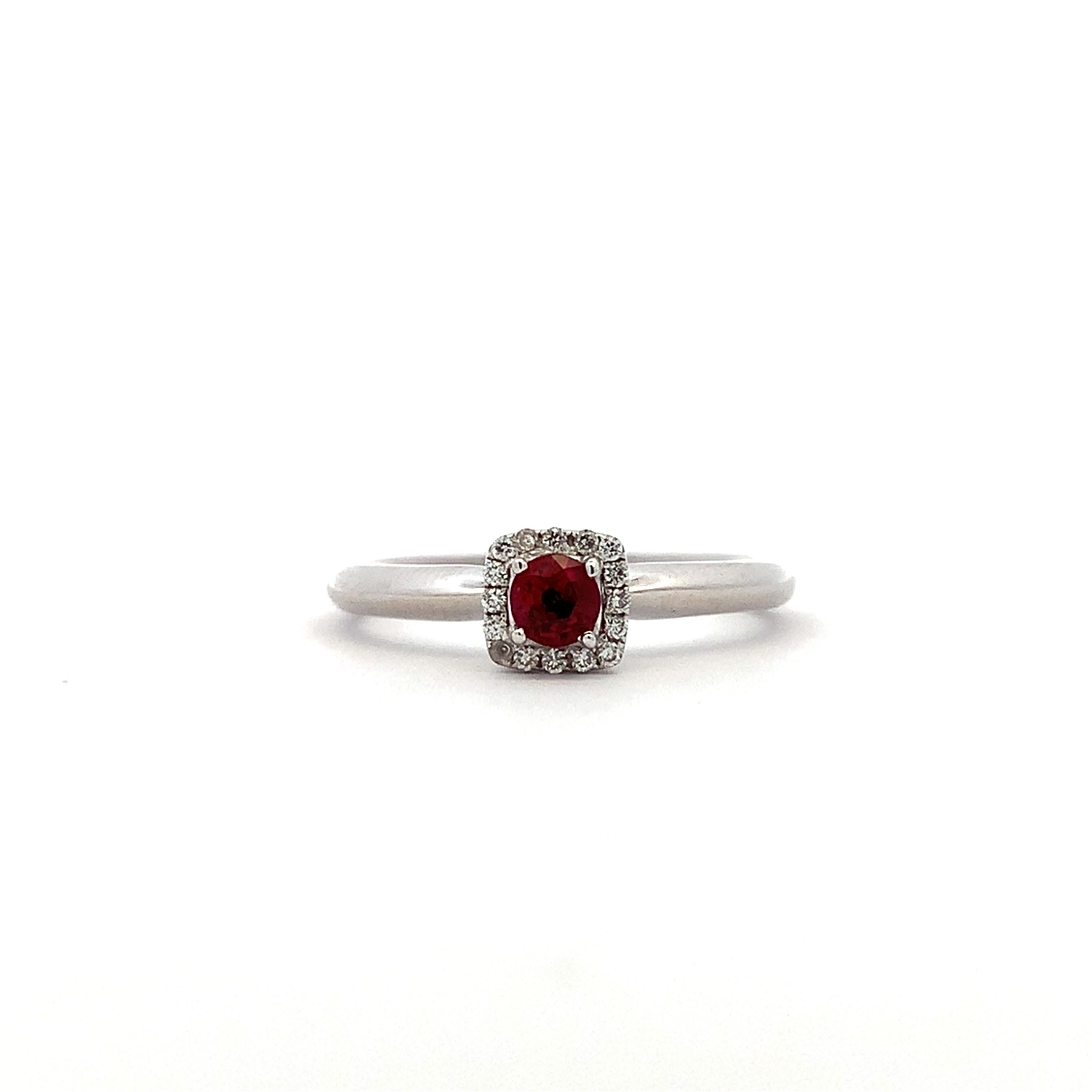 Anello di fidanzamento con rubino di Burma e diamanti in oro bianco 18 carati In condizioni Nuovo in vendita a London, GB