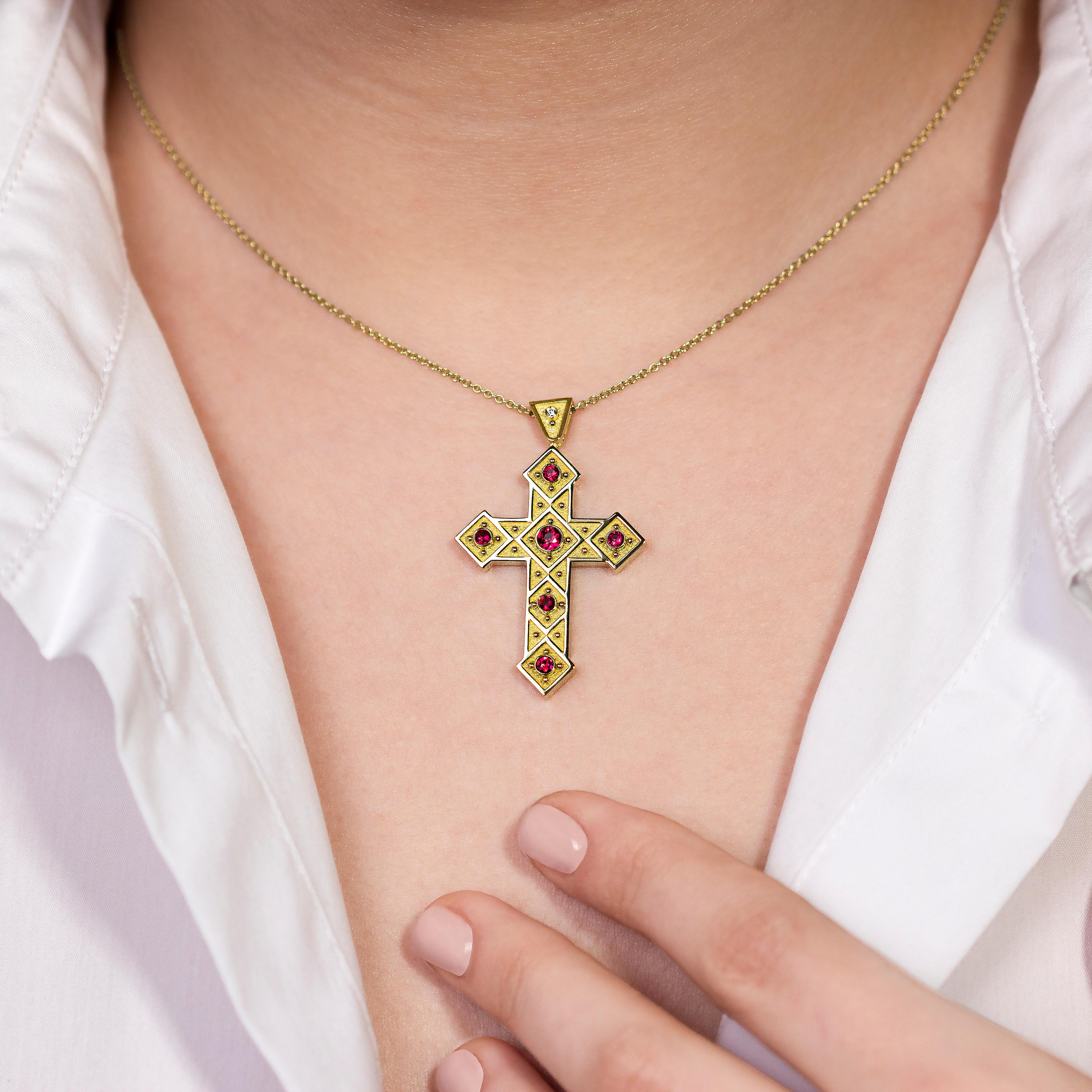 Cet exquis pendentif en forme de croix byzantine est un chef-d'œuvre rayonnant, où des carrés scintillants s'entrelacent avec l'éclat ardent de rubis radieux, célébrant l'art de l'artisanat ancien et la beauté opulente dans chaque détail.

100% fait