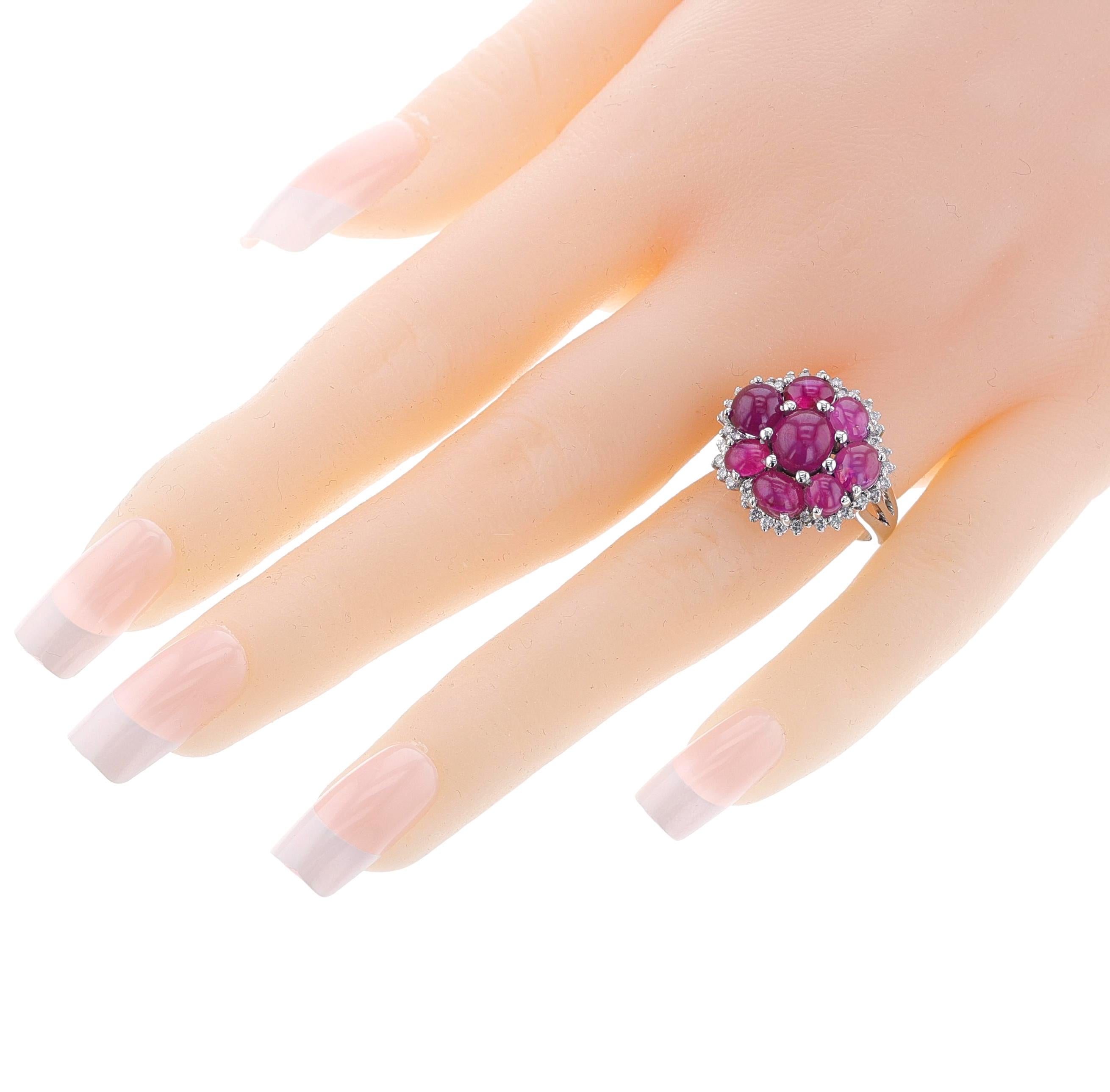 Cluster-Ring, Platin mit Rubin, Cabochon und Diamant im Angebot 1