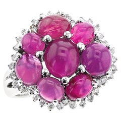 Anillo con cabujón de rubí y racimo de diamantes, platino