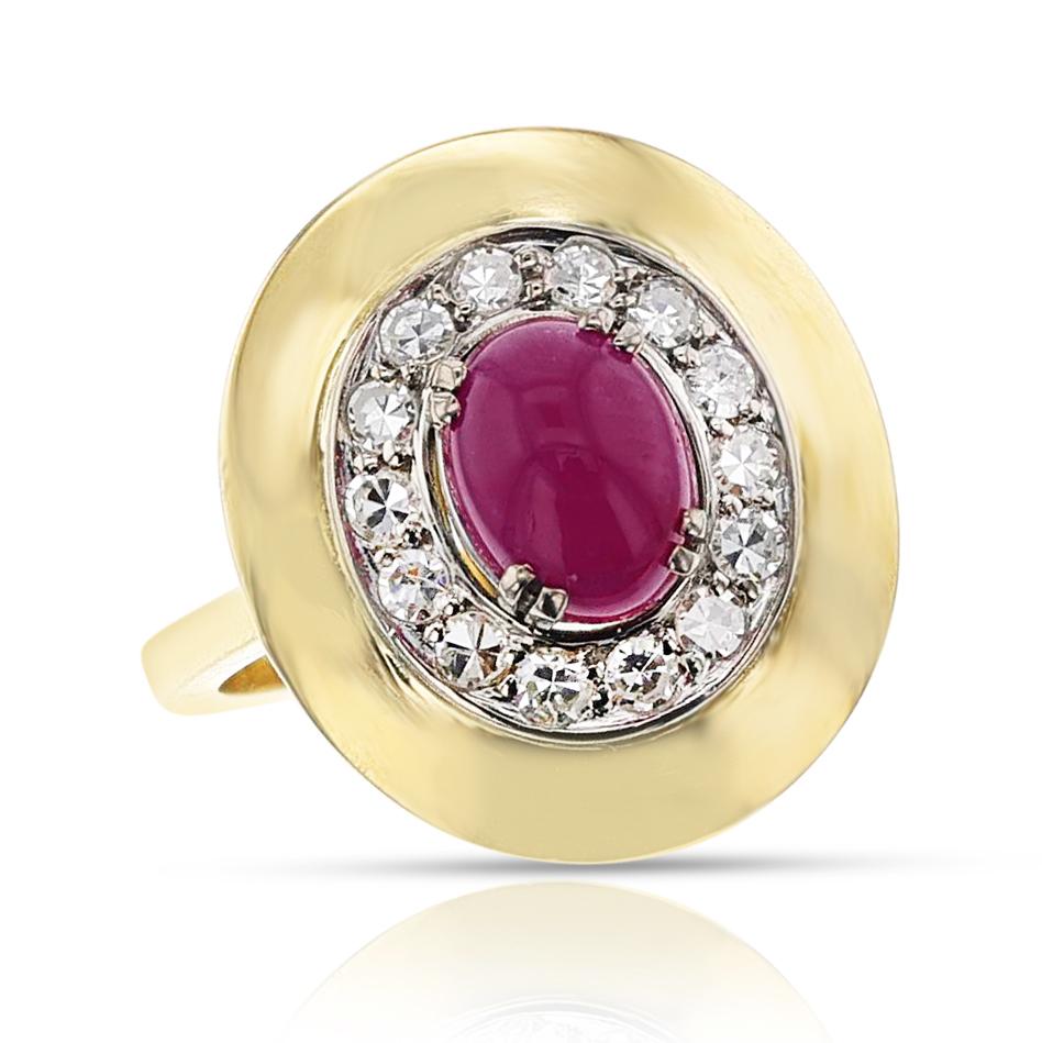 Set di anelli e orecchini con cabochon di rubino e diamanti in 18k e palladio. Il rubino pesa circa 4 carati nell'orecchino e 1,69 carati nell'anello. Il peso del diamante è di circa 1.4 carati. Gli orecchini pesano 8,28 grammi e la lunghezza è di