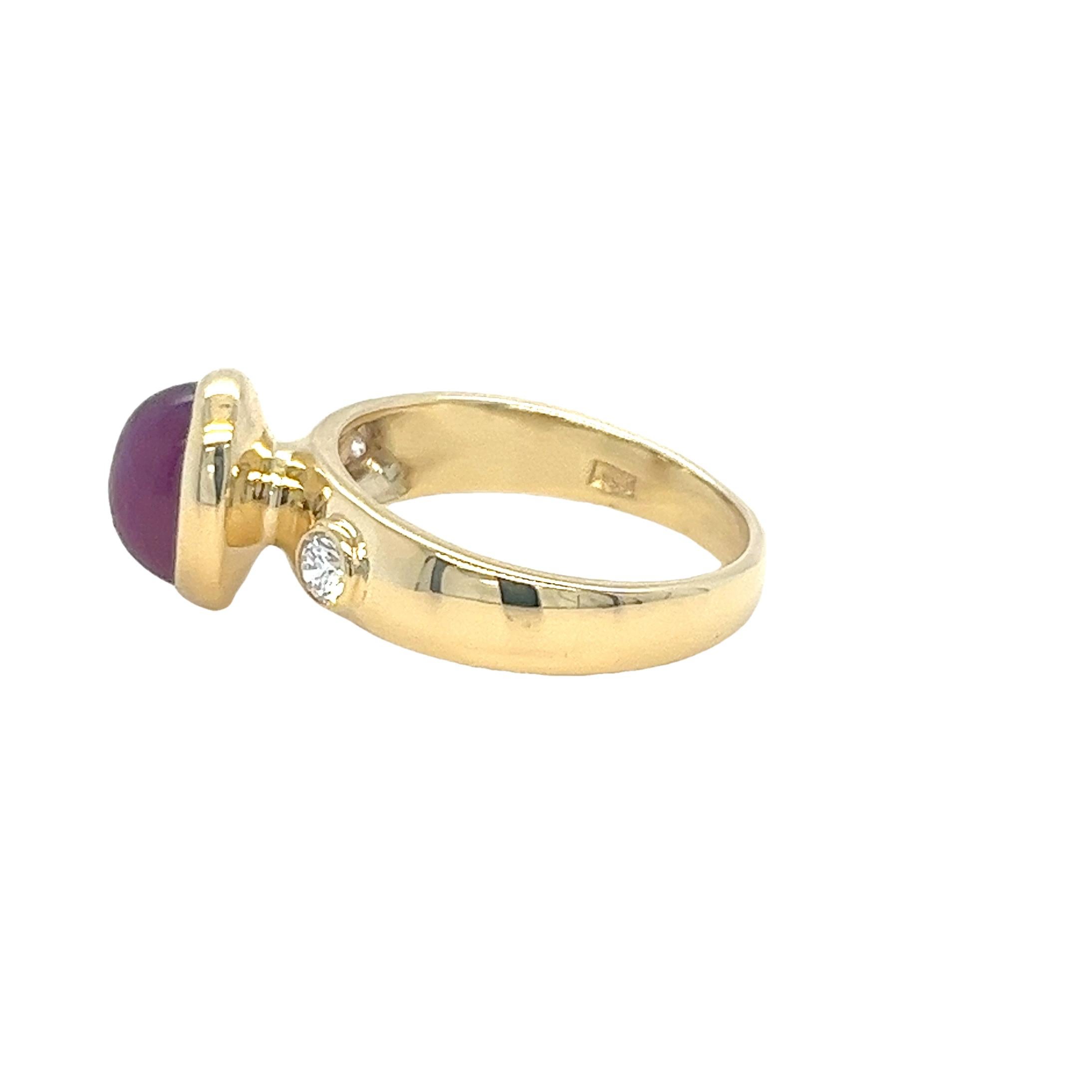 Taille ovale Bague à 3 pierres en or jaune avec cabochon de rubis et diamant rond en vente