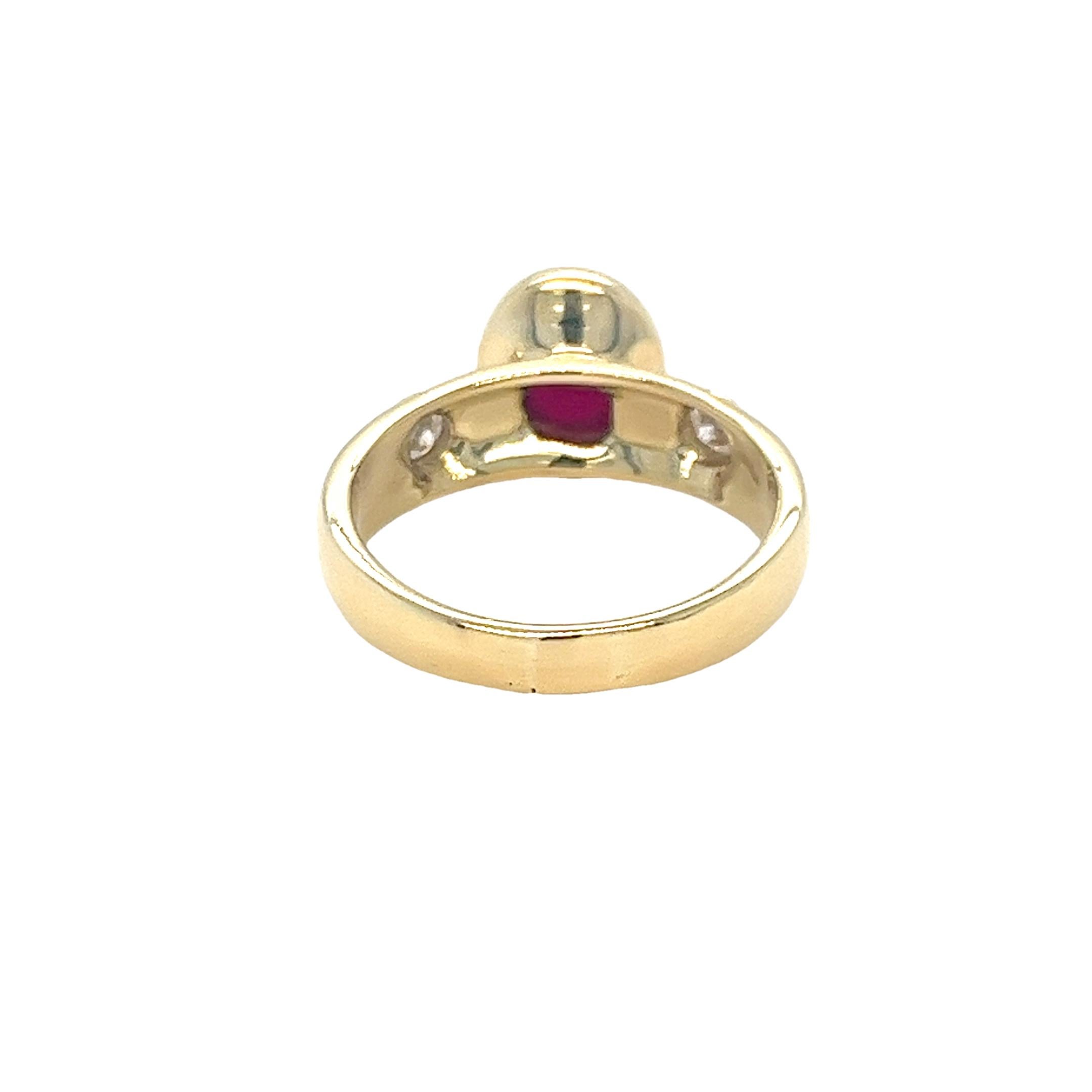 Bague à 3 pierres en or jaune avec cabochon de rubis et diamant rond Bon état - En vente à Coral Gables, FL