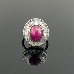 Anillo Halo de Cabujón de Rubí y Baguette de Diamantes en Oro Blanco de 18 K