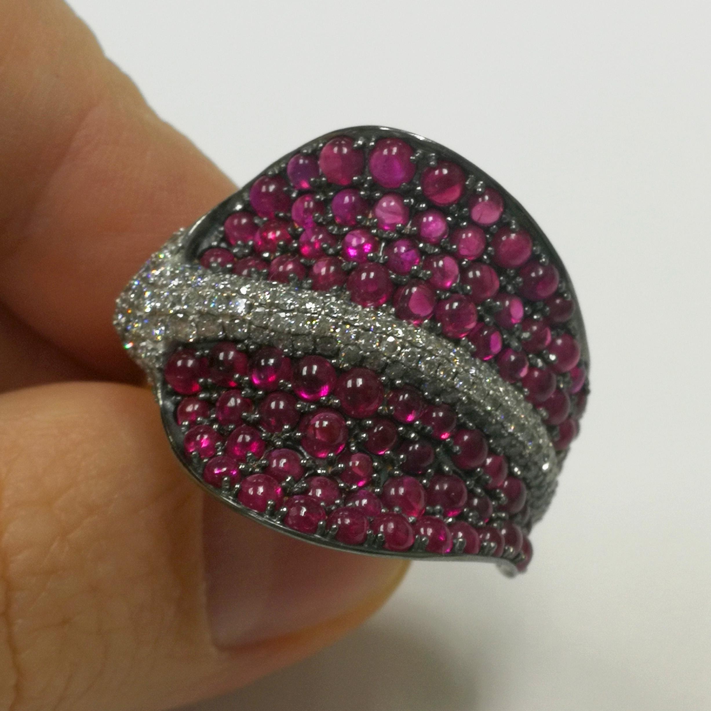 Rubin Cabochon Diamanten 18 Karat Gelb- und Schwarzgold Stachelrochen Ring (Zeitgenössisch) im Angebot