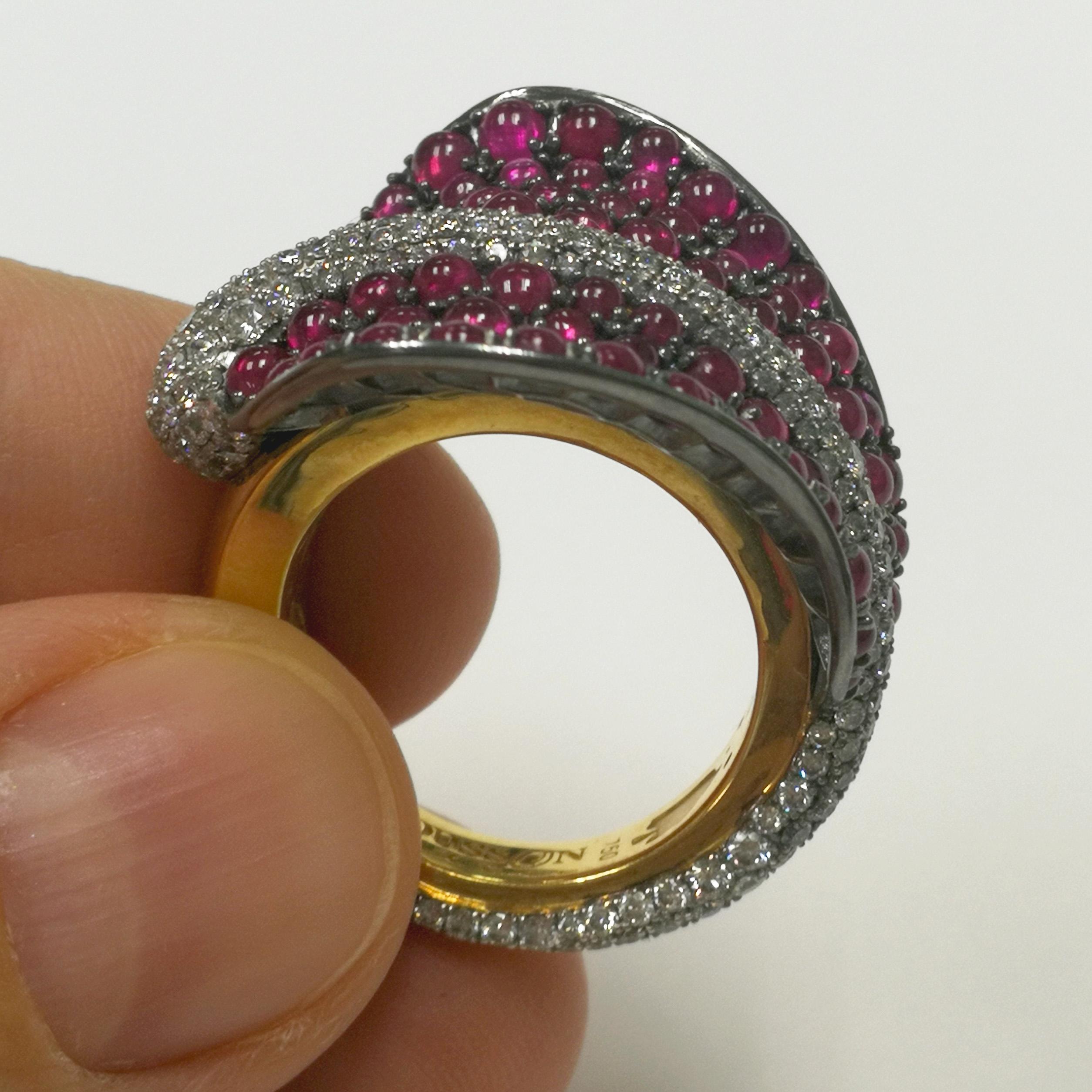 Rubin Cabochon Diamanten 18 Karat Gelb- und Schwarzgold Stachelrochen Ring (Rundschliff) im Angebot