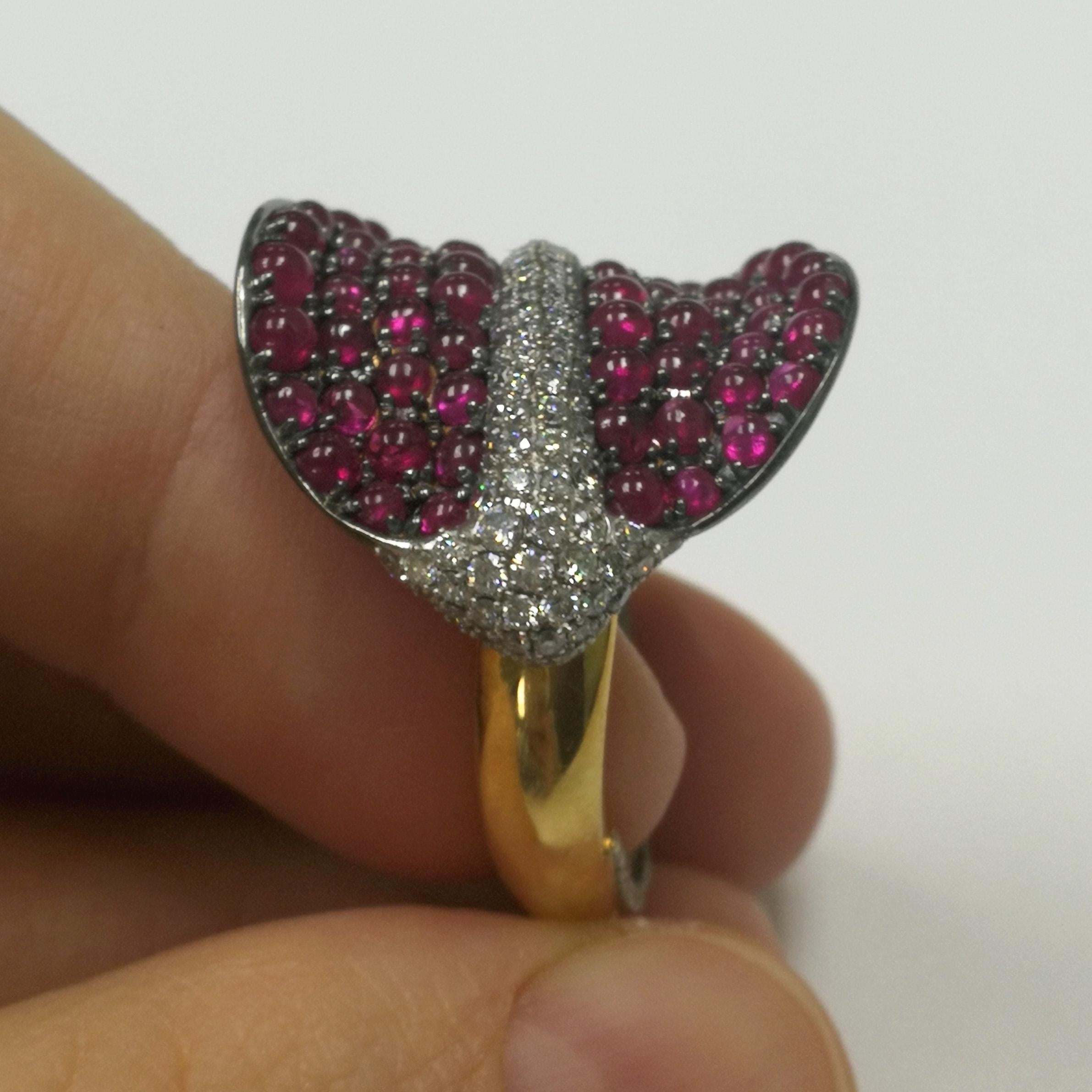 Rubin Cabochon Diamanten 18 Karat Gelb- und Schwarzgold Stachelrochen Ring im Zustand „Hervorragend“ im Angebot in Bangkok, TH