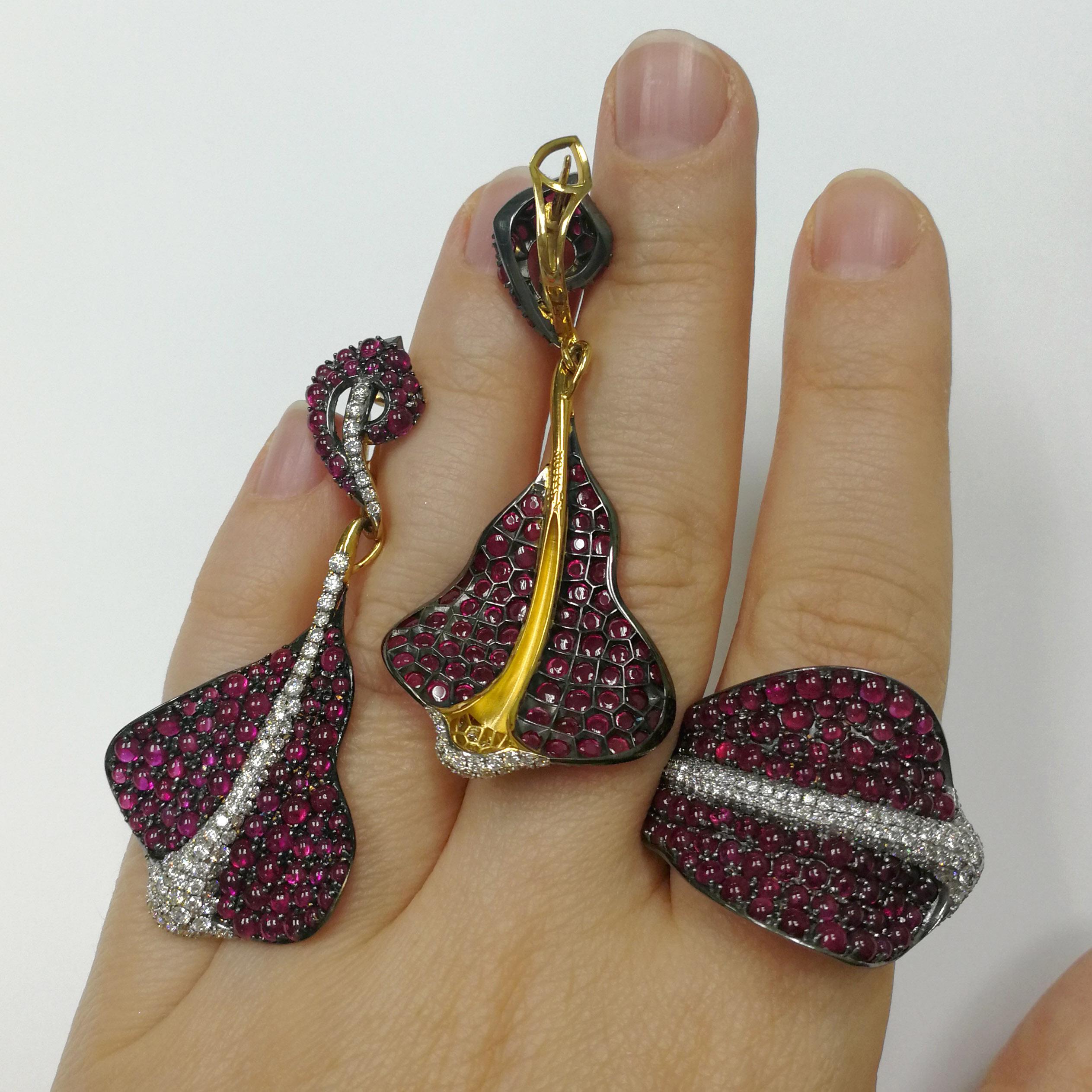 Ruby Cabochon Diamonds 18 Karat Yellow and Black Gold Stingray Suite For Sale 2
