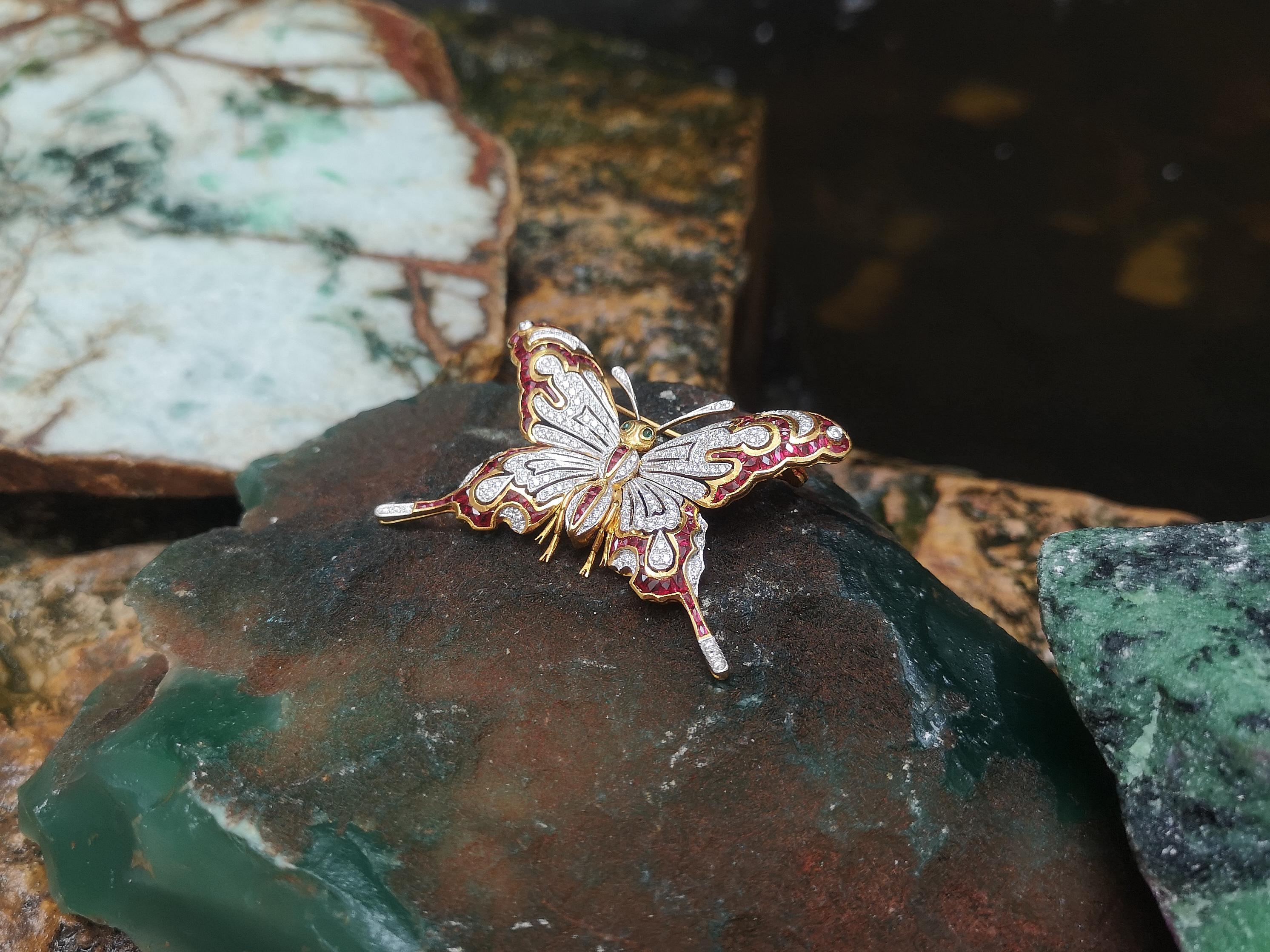 Contemporain Broche papillon en or 18 carats sertie de rubis, émeraudes cabochons et diamants en vente