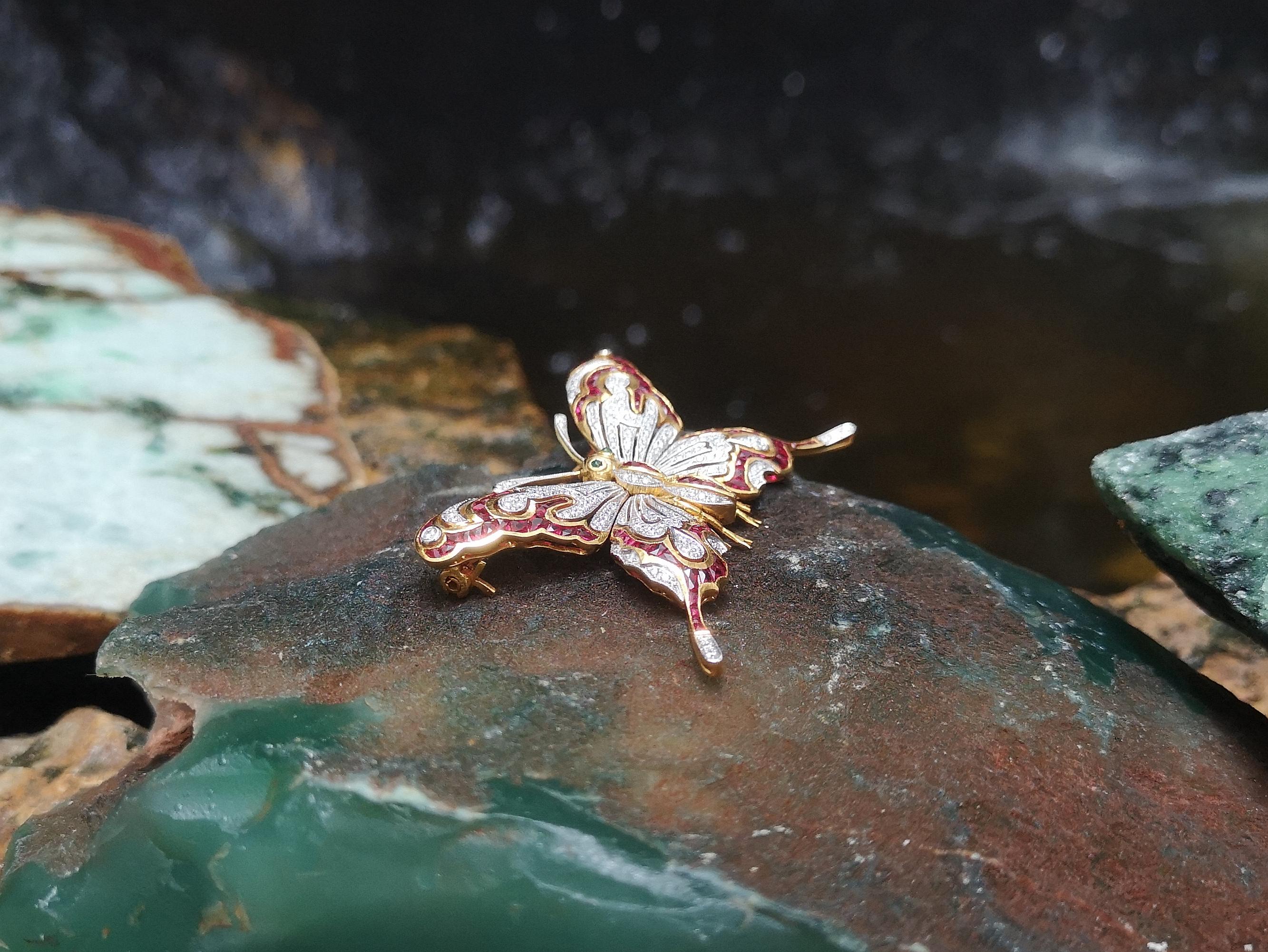 Taille mixte Broche papillon en or 18 carats sertie de rubis, émeraudes cabochons et diamants en vente