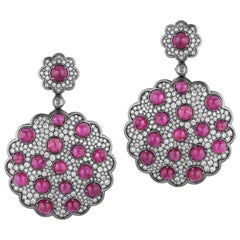 Boucles d'oreilles Goshwara en cabochon de rubis avec grappe de diamants