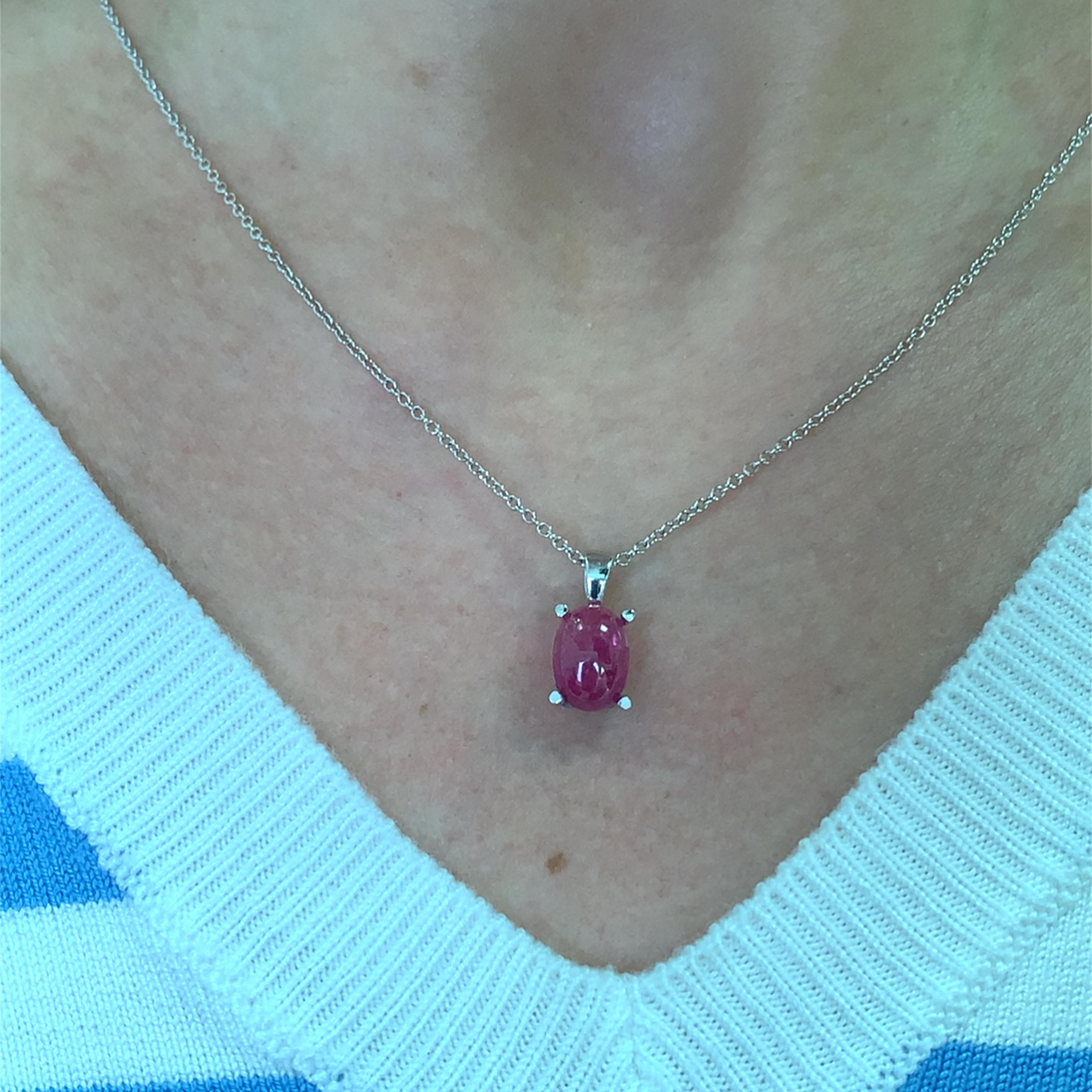 Questo splendido pendente di rubino rosa con taglio cabochon da 2,70 carati è un vero e proprio pezzo forte. Incastonata in una delicata catenina in oro bianco 18 carati da 16 pollici, la vibrante tonalità della gemma di rubino di circa 9/7 mm