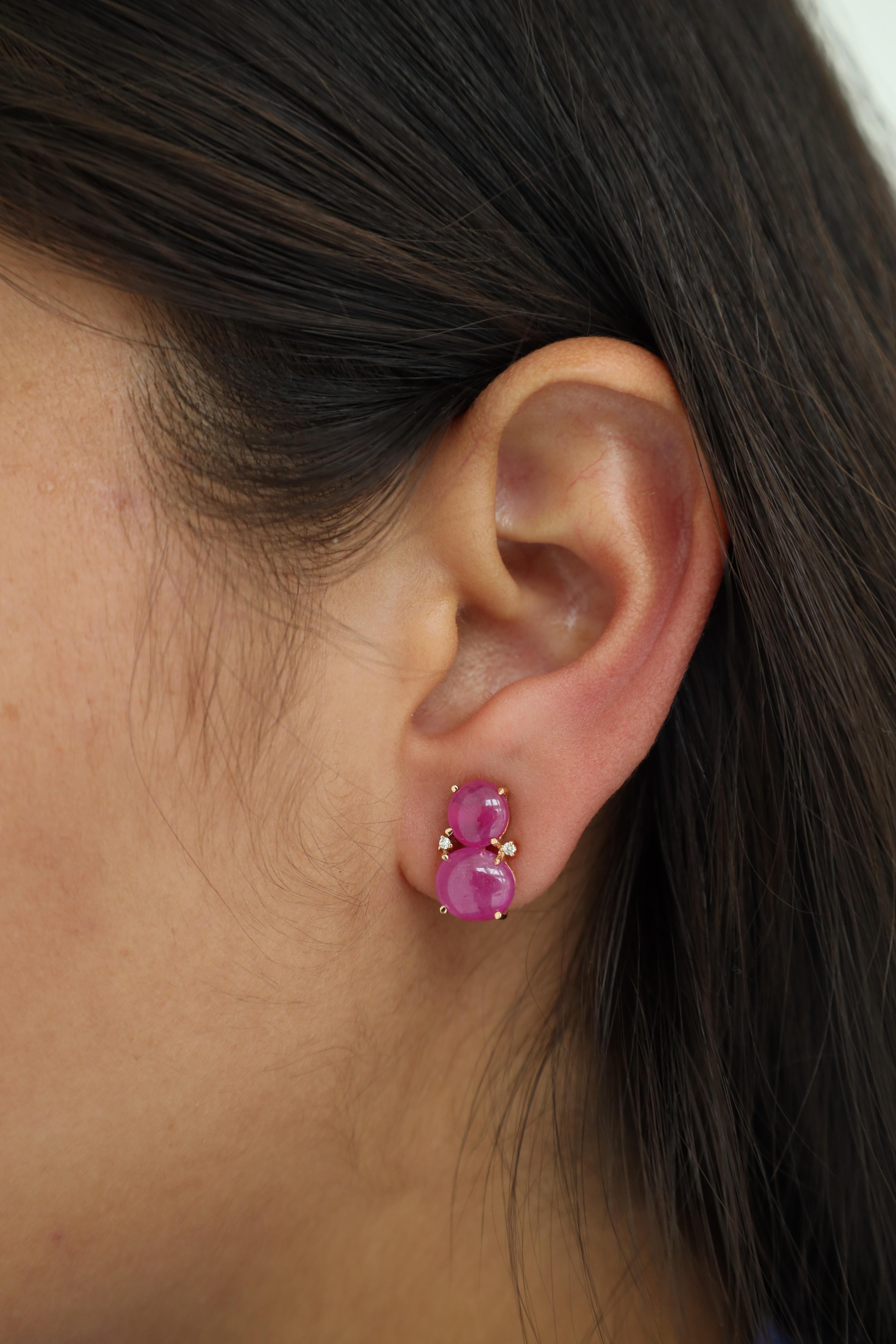 Contemporain Clous d'oreilles en or 18 carats avec cabochon de rubis et diamants en vente