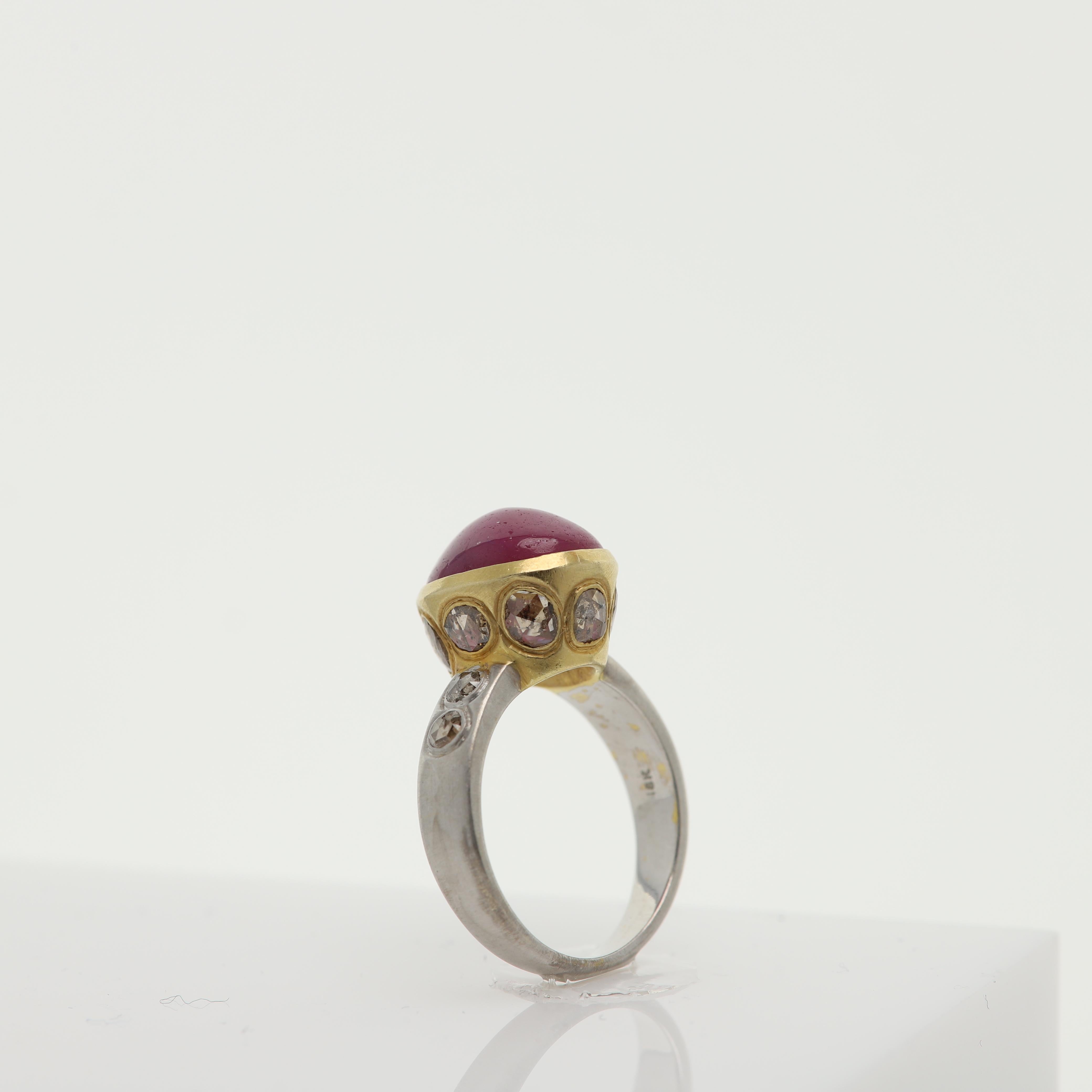 5.60 Carat  Ruby Cabochon Vintage Ring 18 Karat Oval Ruby Gemstone & Diamonds In New Condition For Sale In Brooklyn, NY