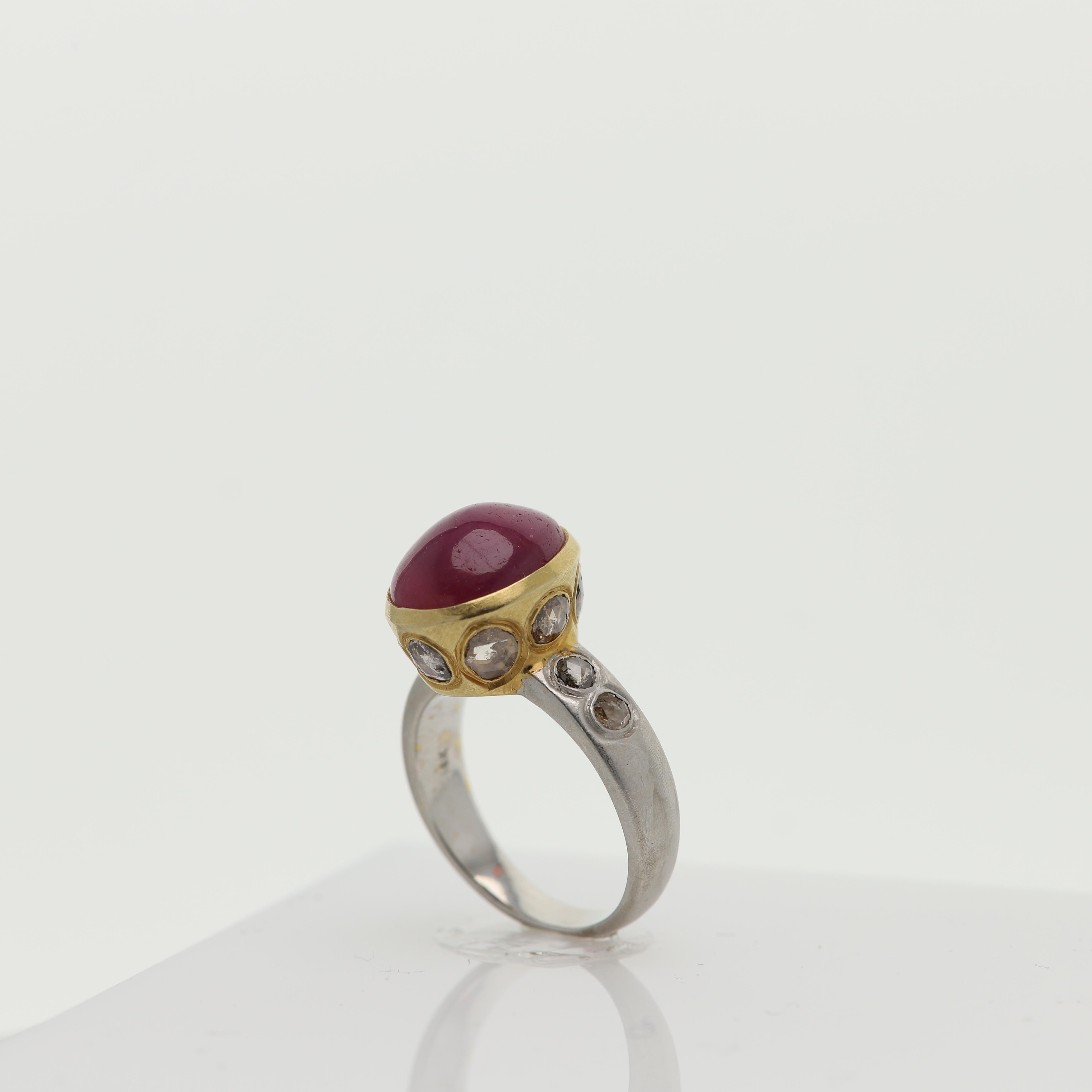 5.60 Carat  Ruby Cabochon Vintage Ring 18 Karat Oval Ruby Gemstone & Diamonds For Sale 3