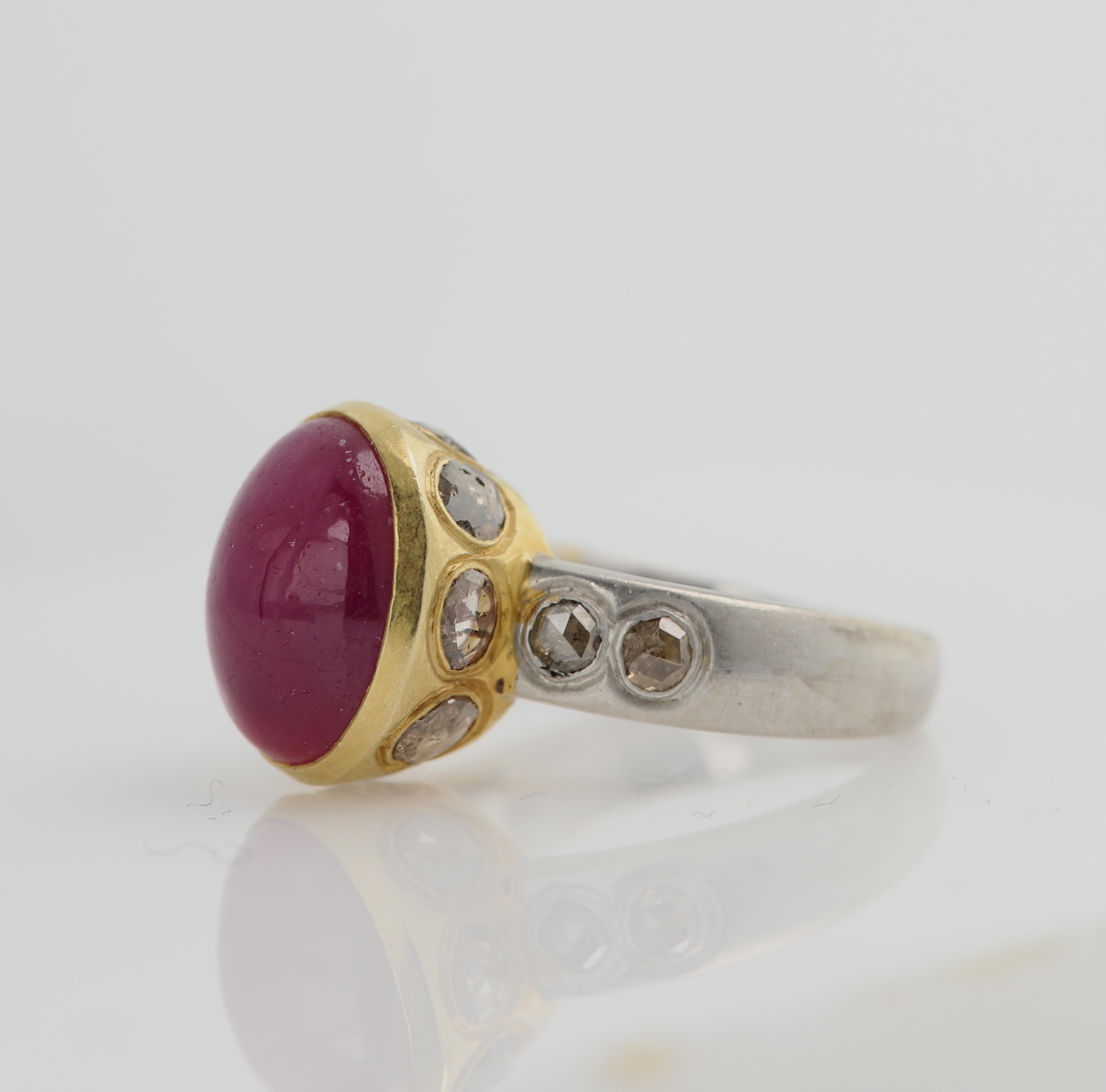 5.60 Carat  Ruby Cabochon Vintage Ring 18 Karat Oval Ruby Gemstone & Diamonds In New Condition For Sale In Brooklyn, NY