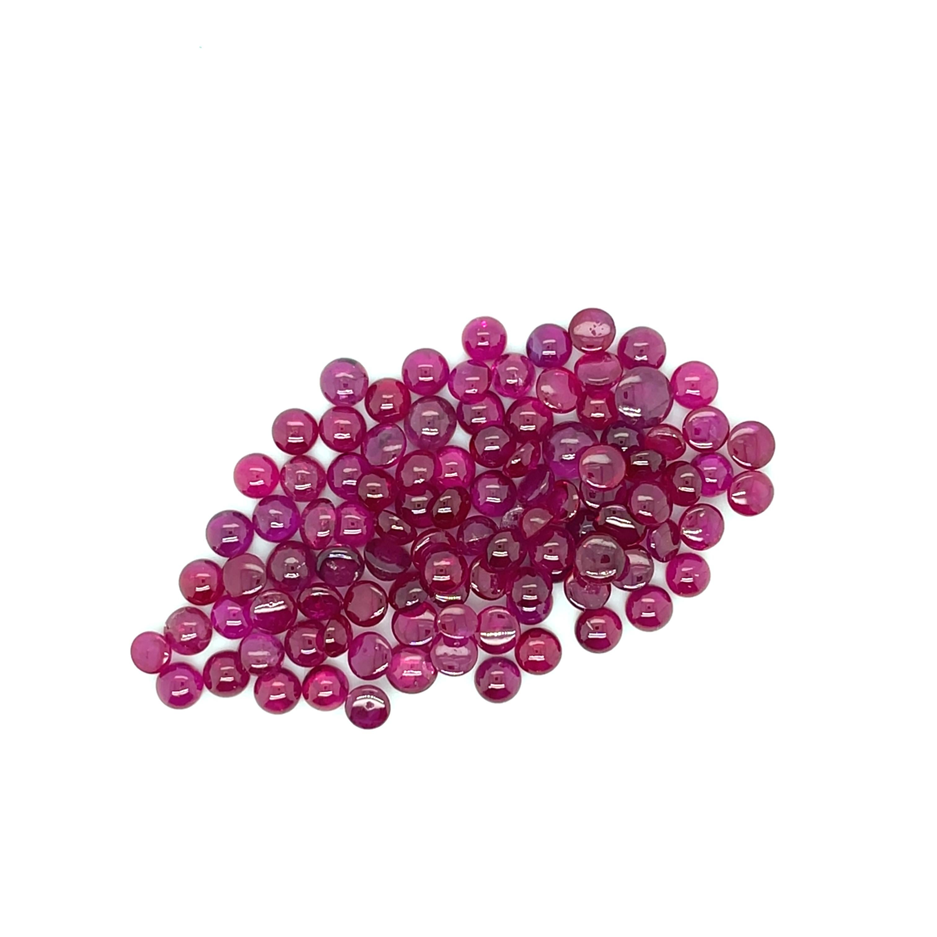 Si tratta di 101 rubini rotondi cabochon, per un peso totale di 37,30 carati e di dimensioni di 4-5 mm ciascuno. 

Provenienti dal Mozambico, questi rubini presentano una ricca tonalità di rosso intenso con una finitura liscia e lucida che irradia