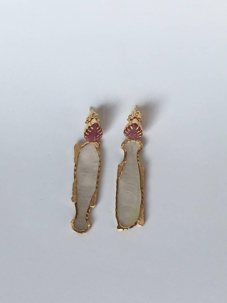 Antiques Macao Fiches in fish shape, carved ruby leafs, gold gr.17,70.
Total length 5cm, the mother of pearls is engrave on both side. total weight of each gr.6,50.
All jewelry is new and has never been previously owned or worn. Each item will