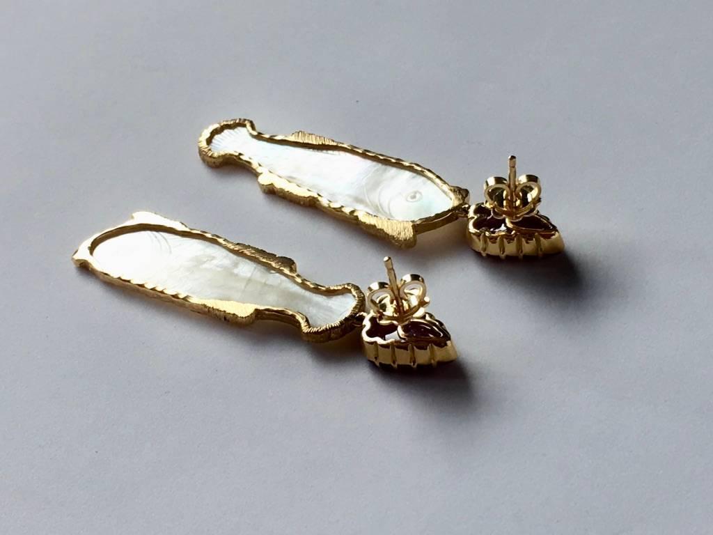 Ruby Carved Leaf Mother of Pearls Fish 18 Karat Gold Earrings In New Condition For Sale In Milan, IT