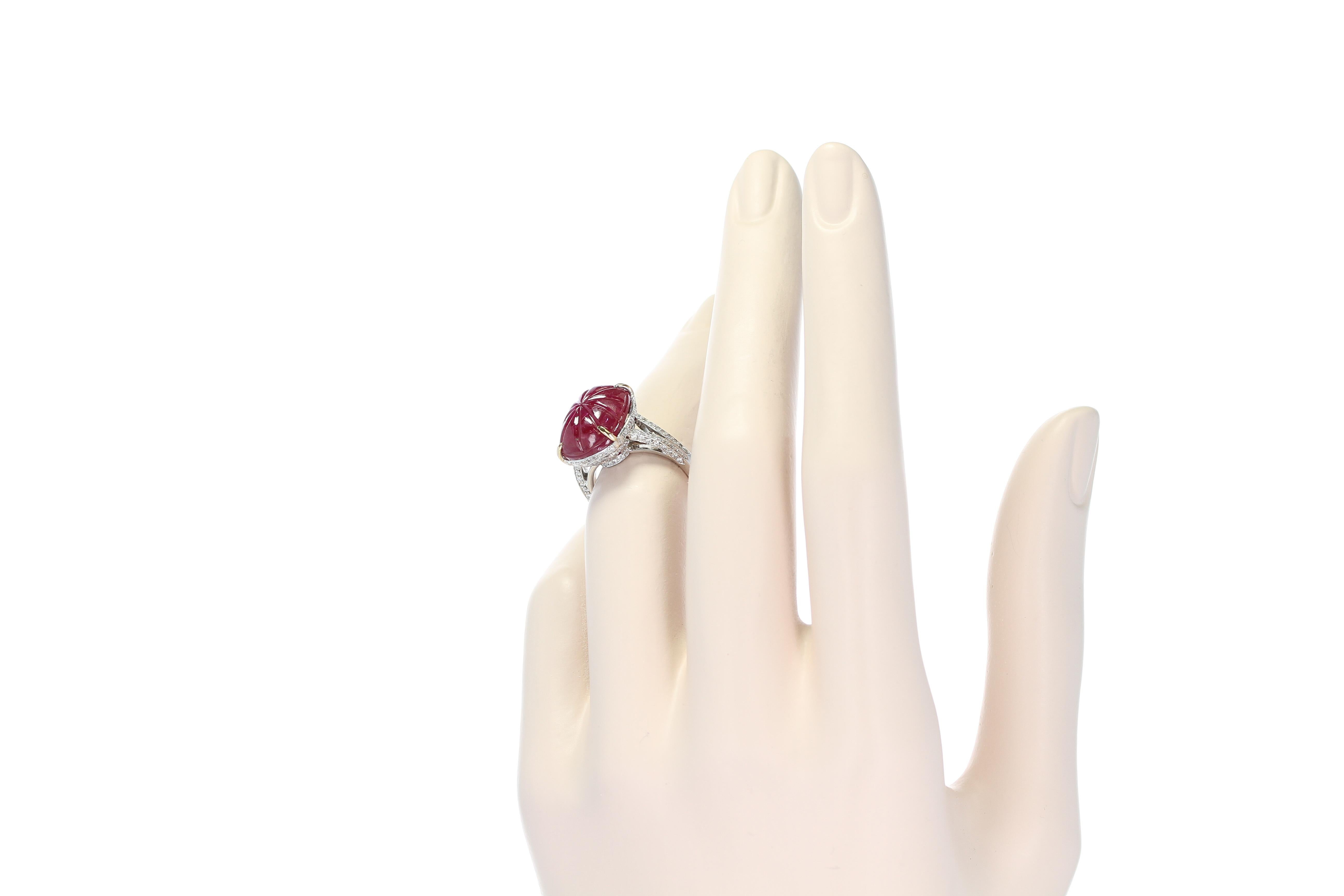 Cabochon-Ring mit Rubinschnitzerei (Art déco) im Angebot