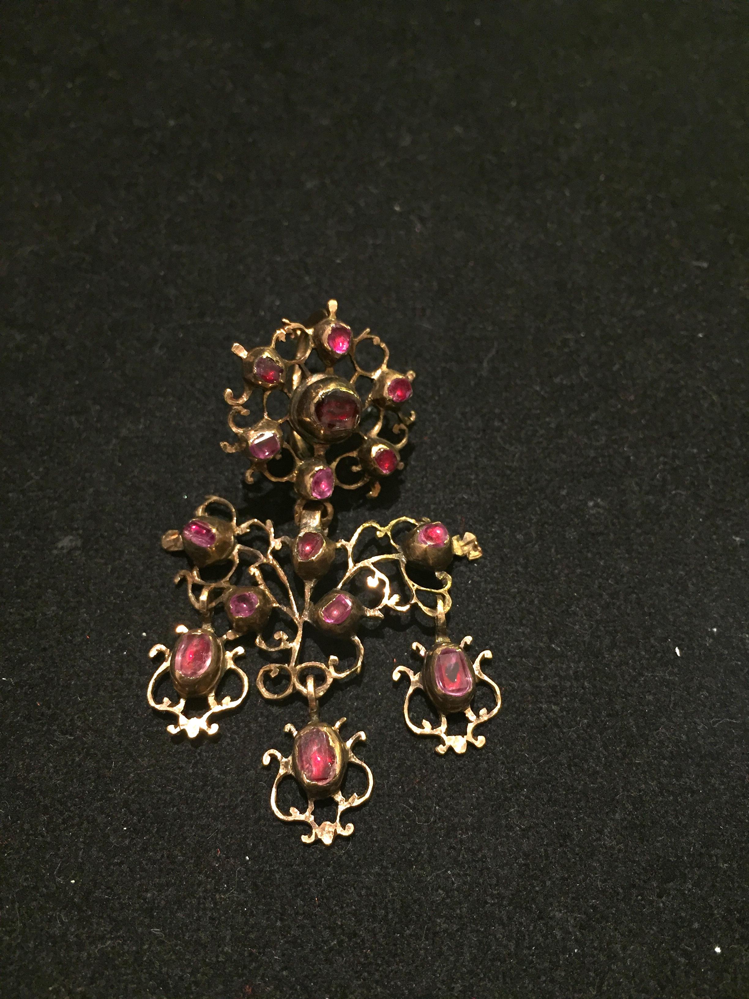 Boucles d'oreilles chandelier en rubis en or 18kt ,fabriquées en Sicile et marquées Palerme seconde moitié du 18ème siècle.
