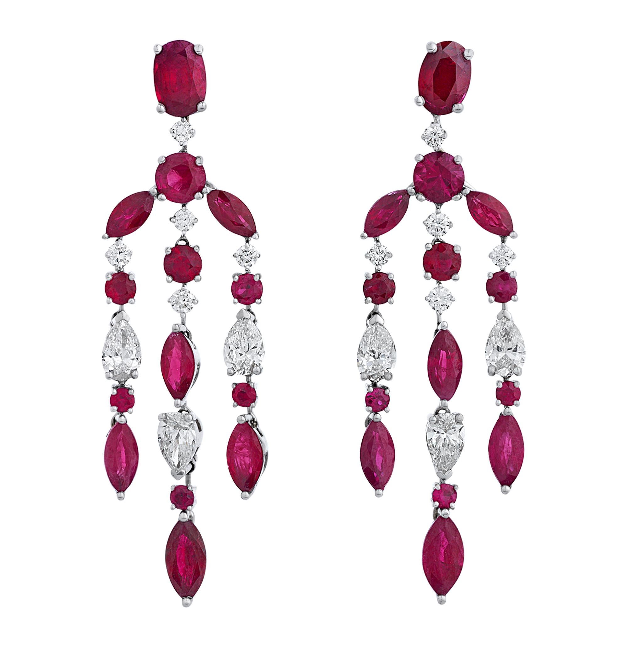 Questi squisiti orecchini chandelier presentano un'accattivante cascata di rubini color cremisi intenso, tra cui tagli marquise, ovali e rotondi, per un totale di 6,12 carati. Ogni rubino vibrante è completato da splendidi diamanti rotondi e a forma