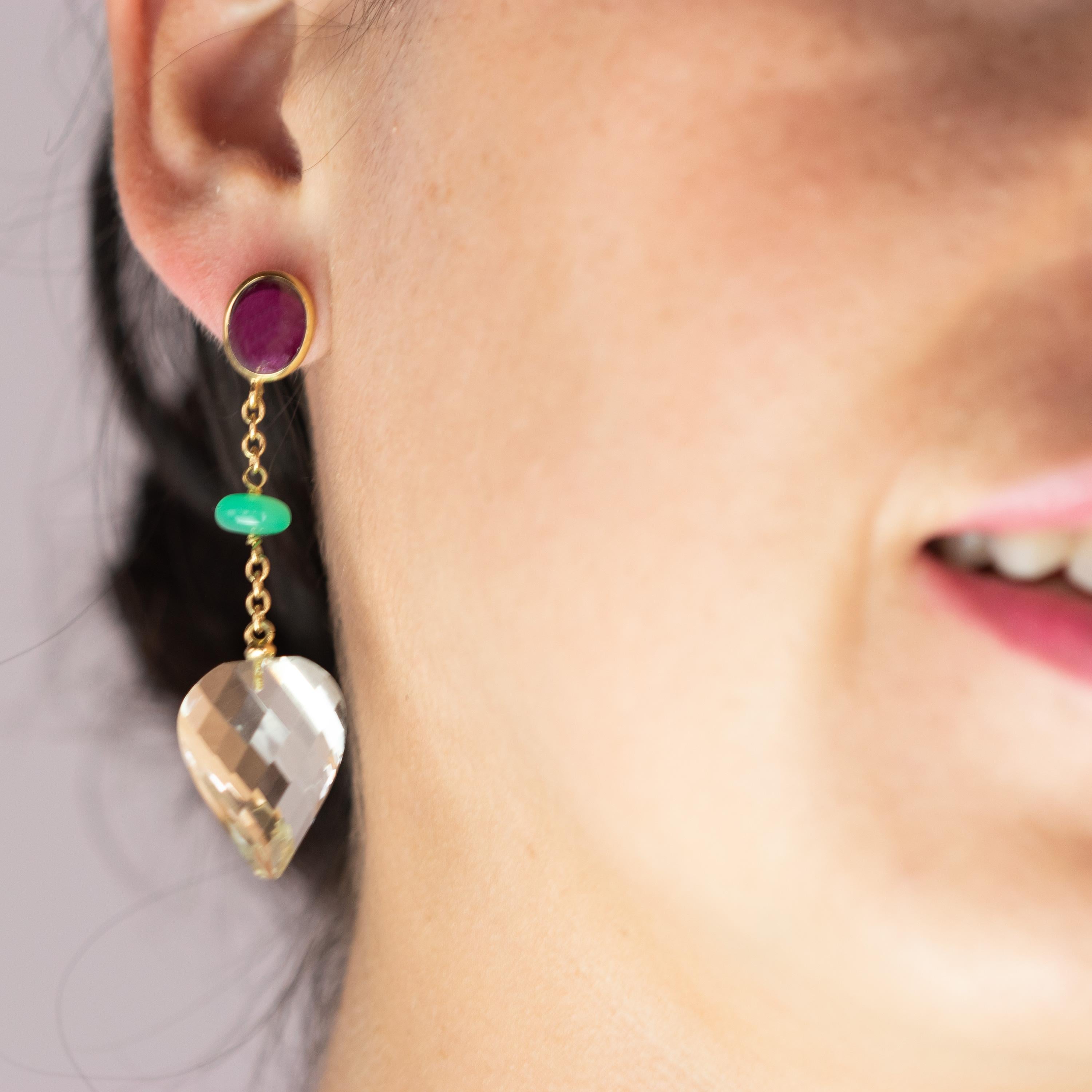 Un rubino ovale e viola scuro, un crisofraso rotondo e un quarzo citrino a triangolo inverso con foglia a cuore. Innovativo design irregolare e molto moderno con un aspetto geometrico e colorato pieno di vita. Uniti da una delicata catena in oro