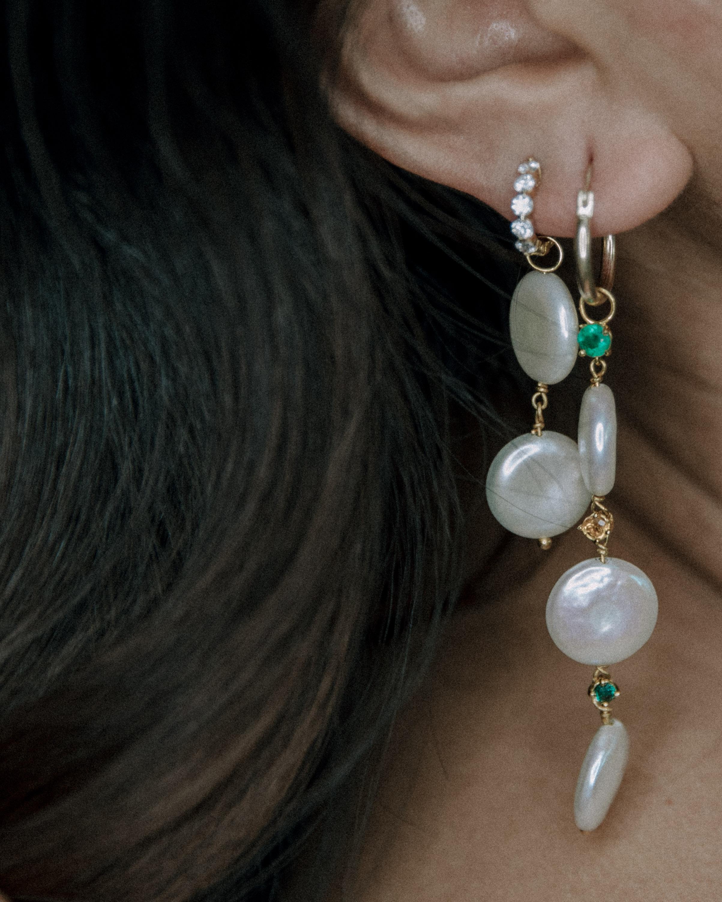 Taille ronde Boucles d'oreilles en goutte en perles baroques avec pièce de monnaie en rubis, citrine et émeraude en vente
