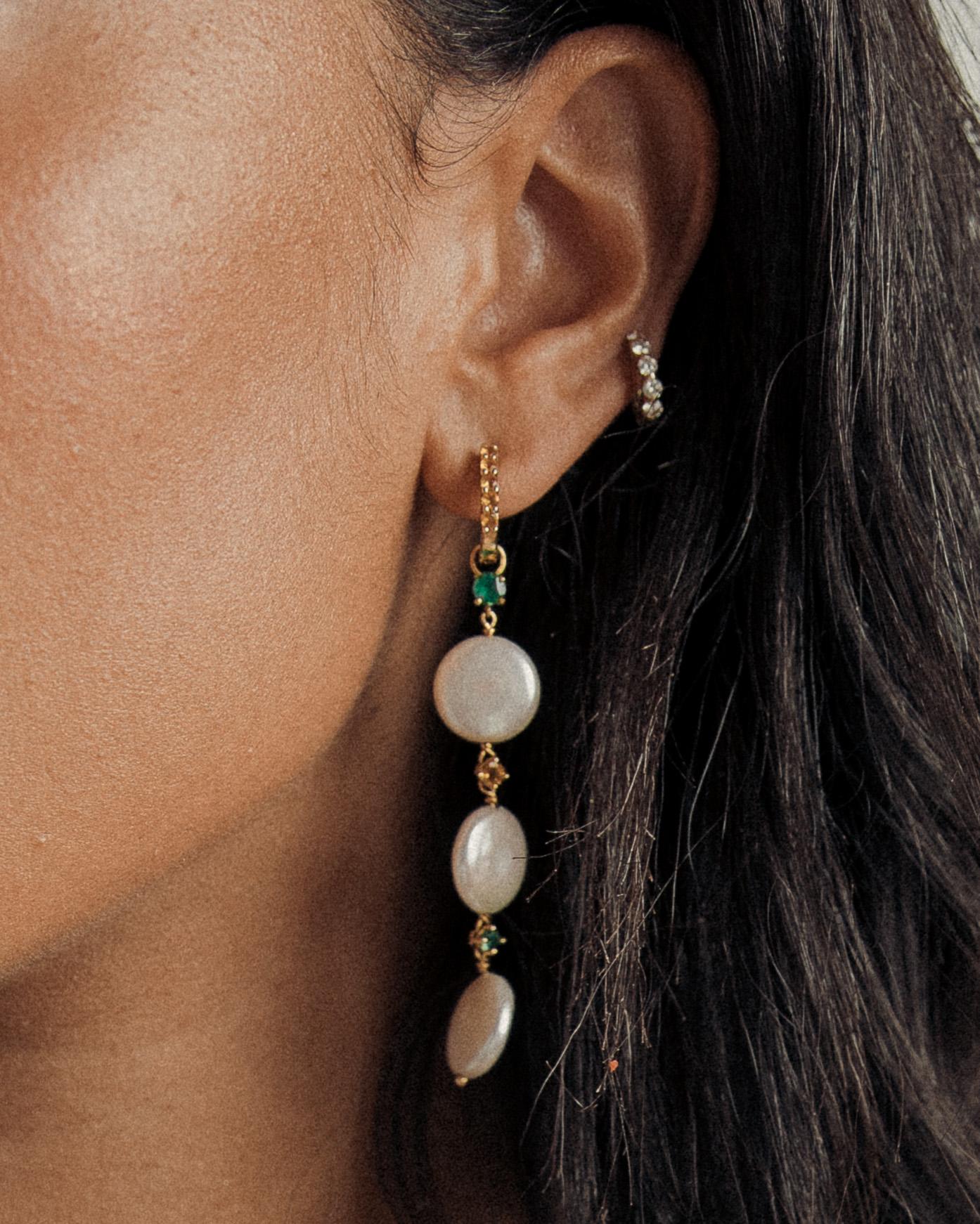 Boucles d'oreilles en goutte en perles baroques avec pièce de monnaie en rubis, citrine et émeraude Excellent état - En vente à New York, NY