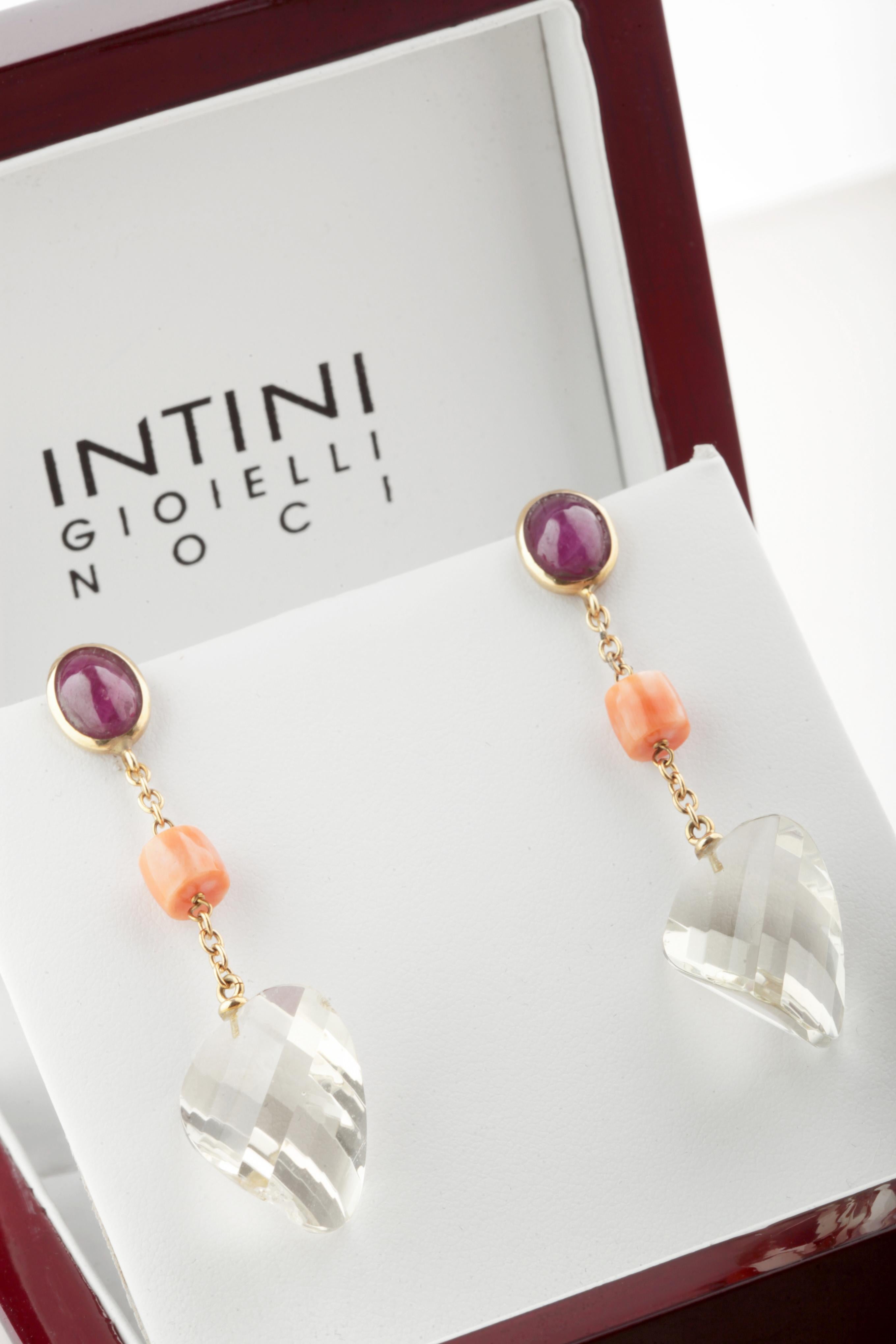 Wunderbare und atemberaubende Ohrringe. Ein sehr beeindruckendes und einzigartiges Design, das mit zwei schönen Rubin-Ovalen beginnt, die von 18-karätigem Gelbgold umgeben sind, und dann wie ein Sturm in wundervollen Korallenzylindern wächst, die