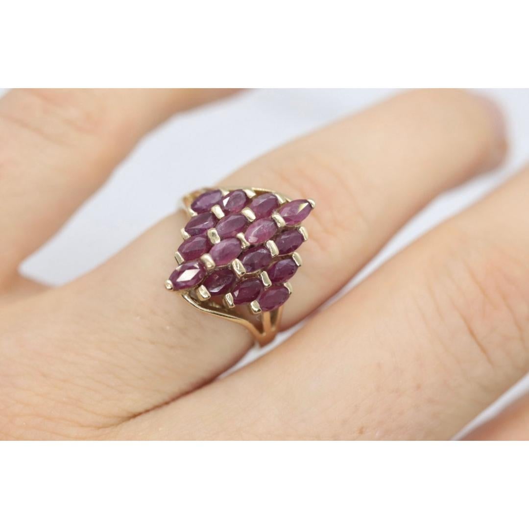 Anello con cluster di rubini in oro 10k. Forma a cupola Marquise. In condizioni buone in vendita a Port Charlotte, FL